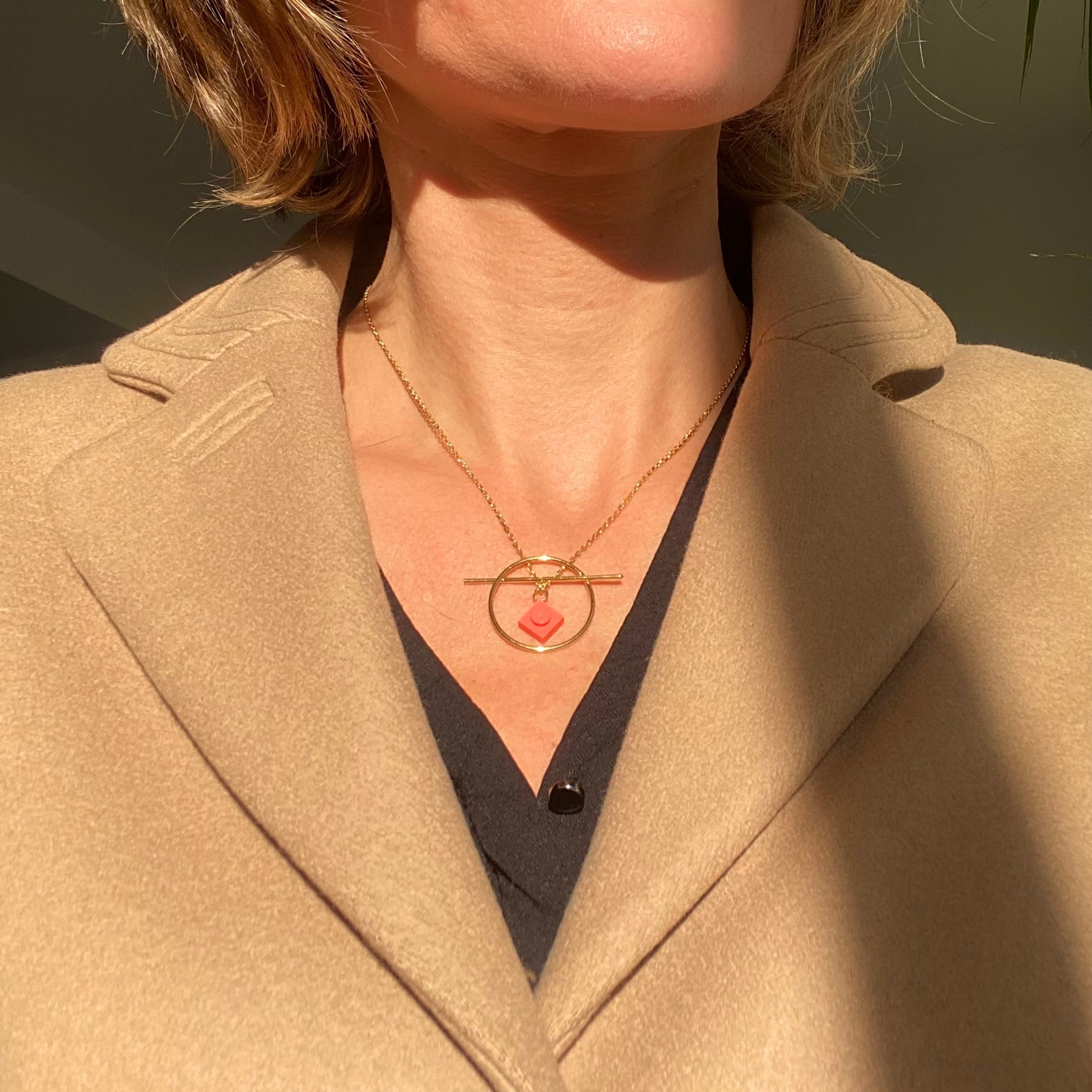 Geometric necklace with a Lego brick - Les Astucieuses