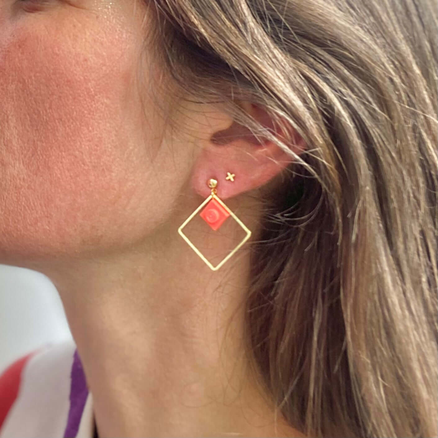 Boucles d'oreilles pendantes colorées avec un mini Lego - Les Charmeuses
