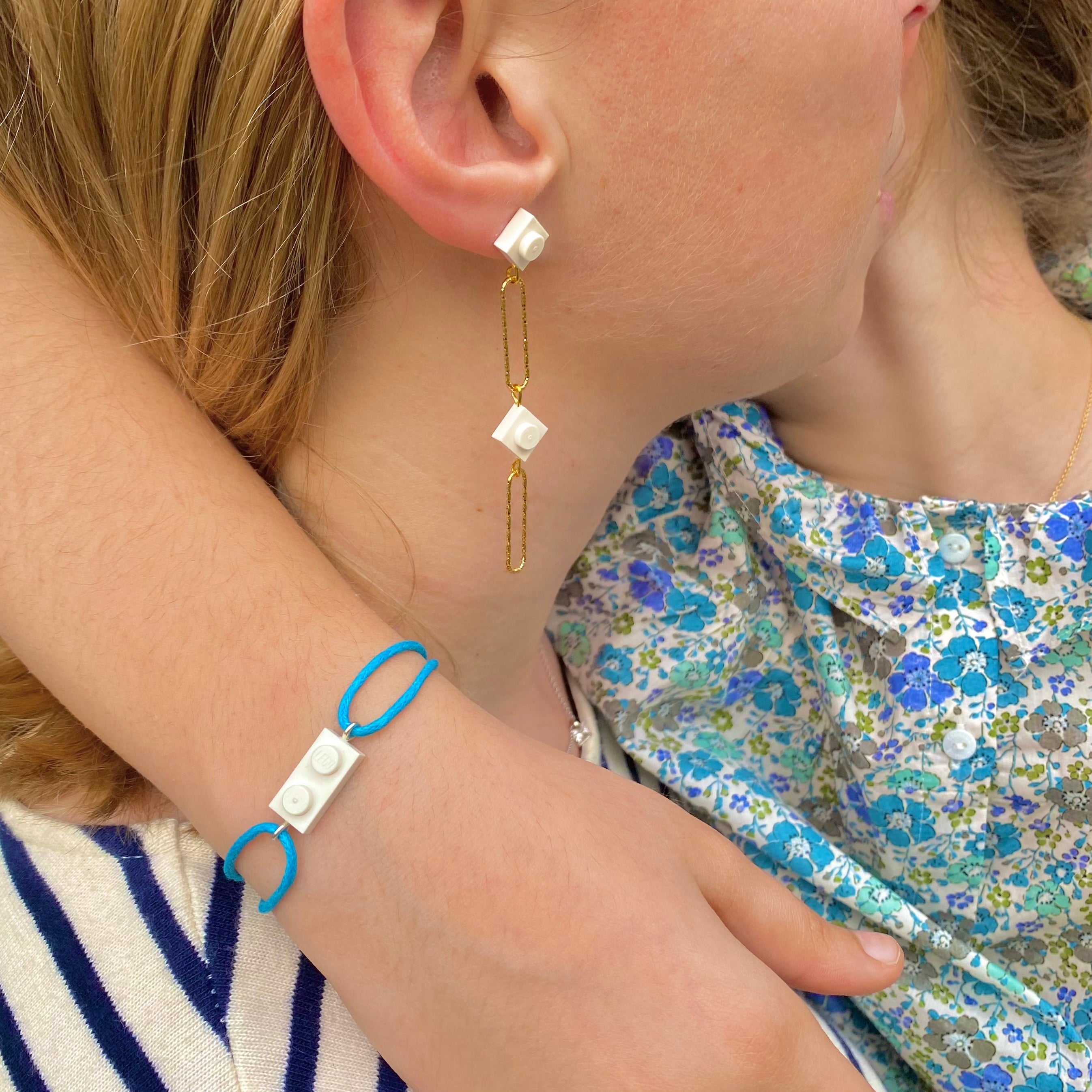 Bracelet d'amitié avec une brique Lego et cordon coton ajustable