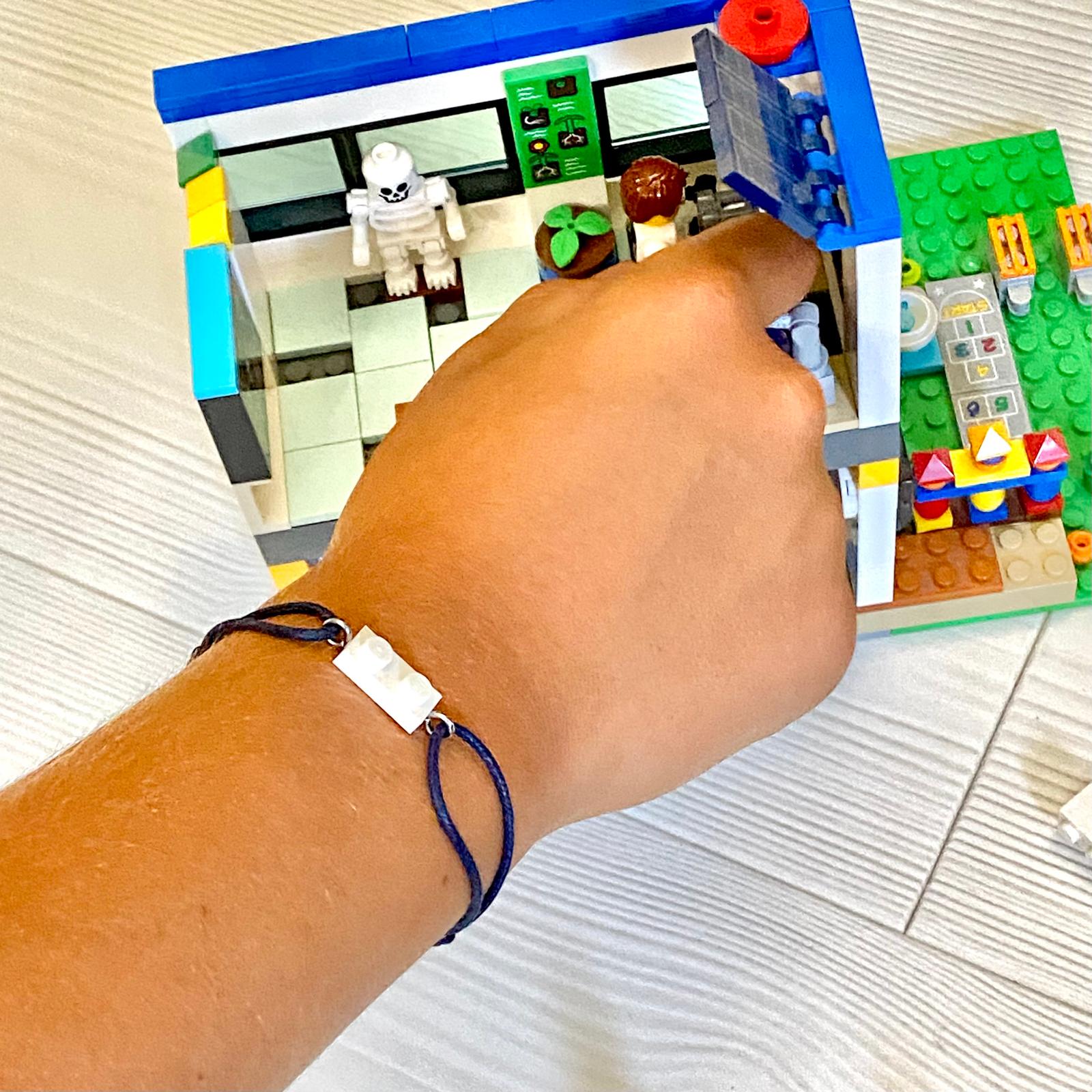 Bracelet d'amitié avec une brique Lego et cordon coton ajustable
