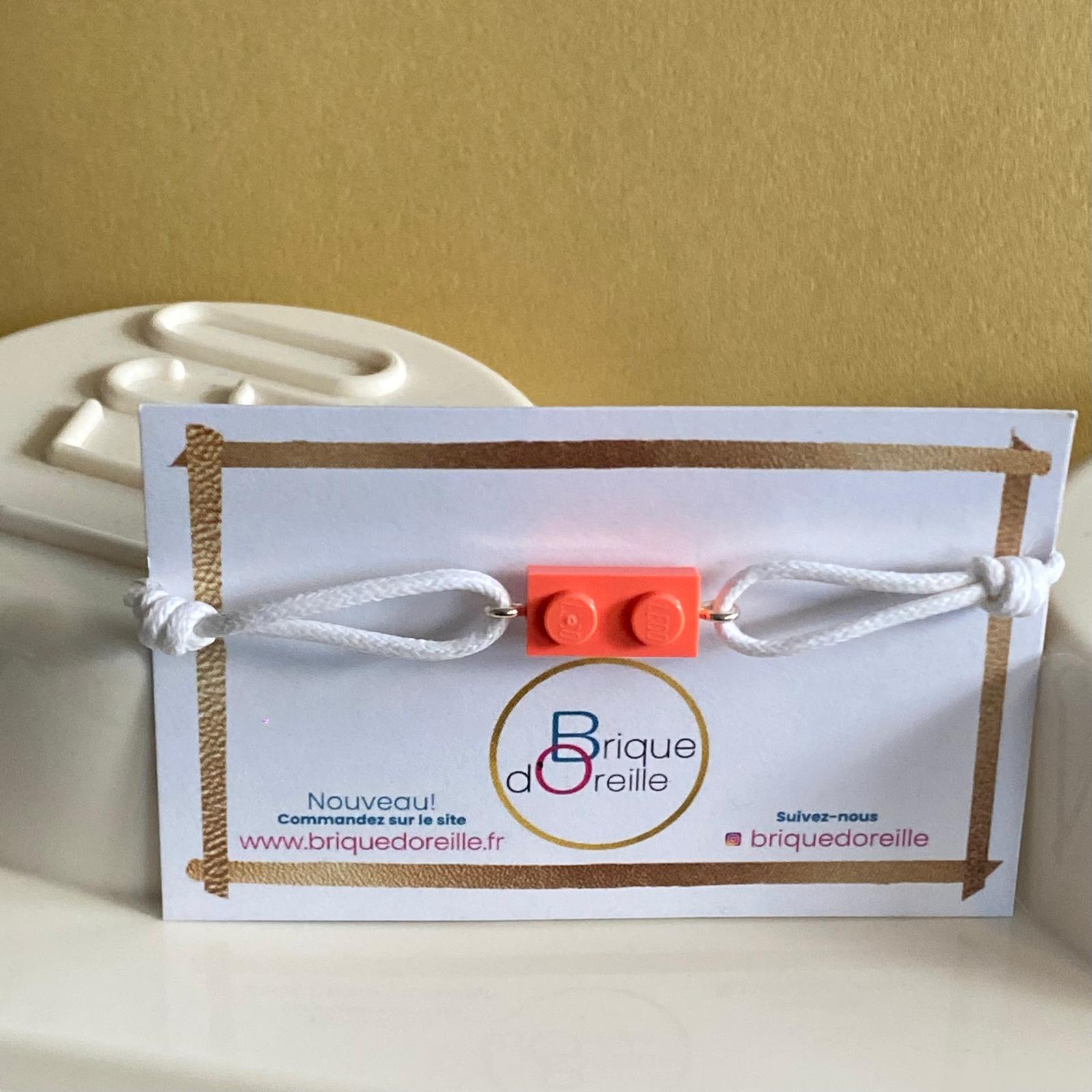 Fluorescent bracelet with a Lego® and an adjustable cord