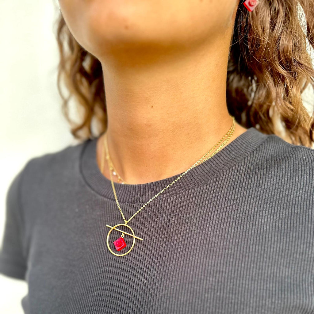 Geometric necklace with a Lego brick - Les Astucieuses