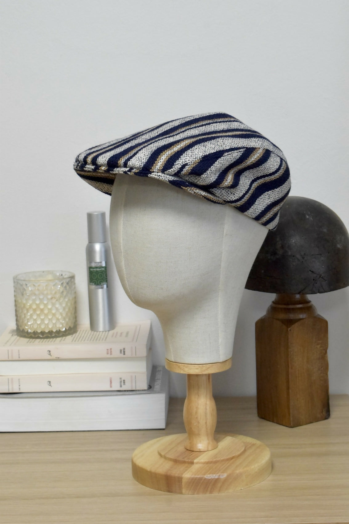 casquette-plate-laine-rayures-blanc-bleu-homme-chic-ethique-artisanale-fait-main-tendance-upcycling-5