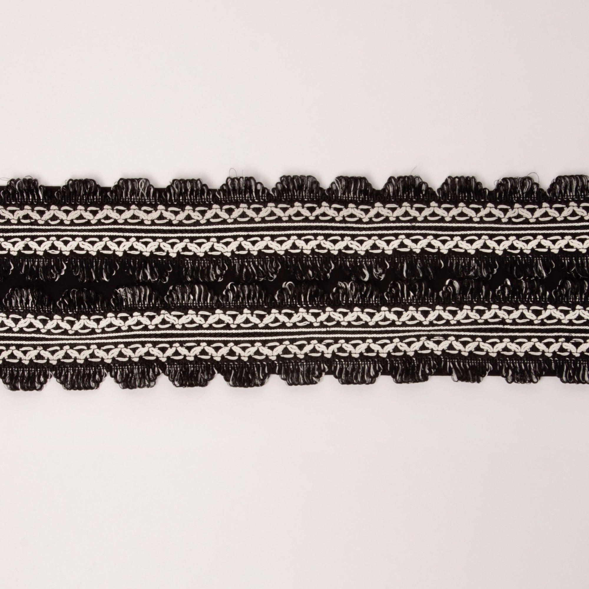 la ceinture noire Amy, un accessoire unique qui allie sophistication et inspiration ethnique. Avec sa broderie délicate et ses motifs ethniques, cette ceinture rehausse n'importe quelle tenue tout en ajoutant une touche de caractère. Son design polyvalent permet de l'associer facilement à des robes, des jupes ou des pantalons, offrant une silhouette flatteuse et élégante.

