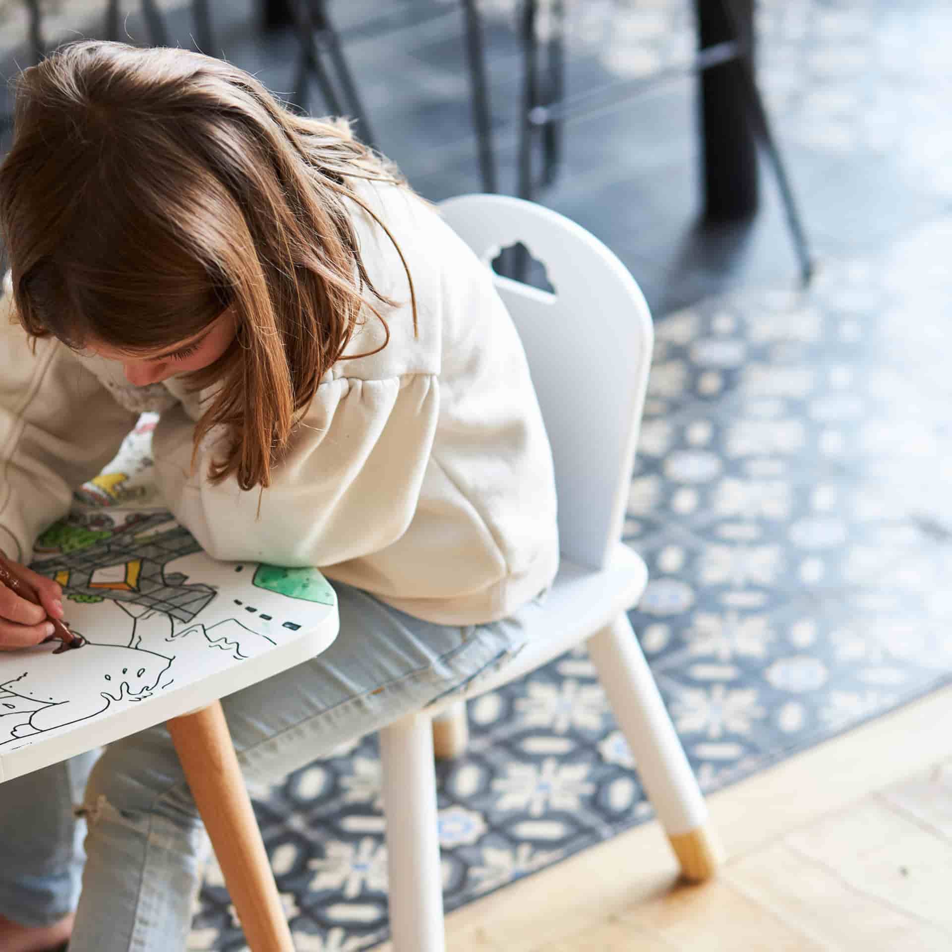 Enfant coloriant une coloritable sur le thème du voyage 