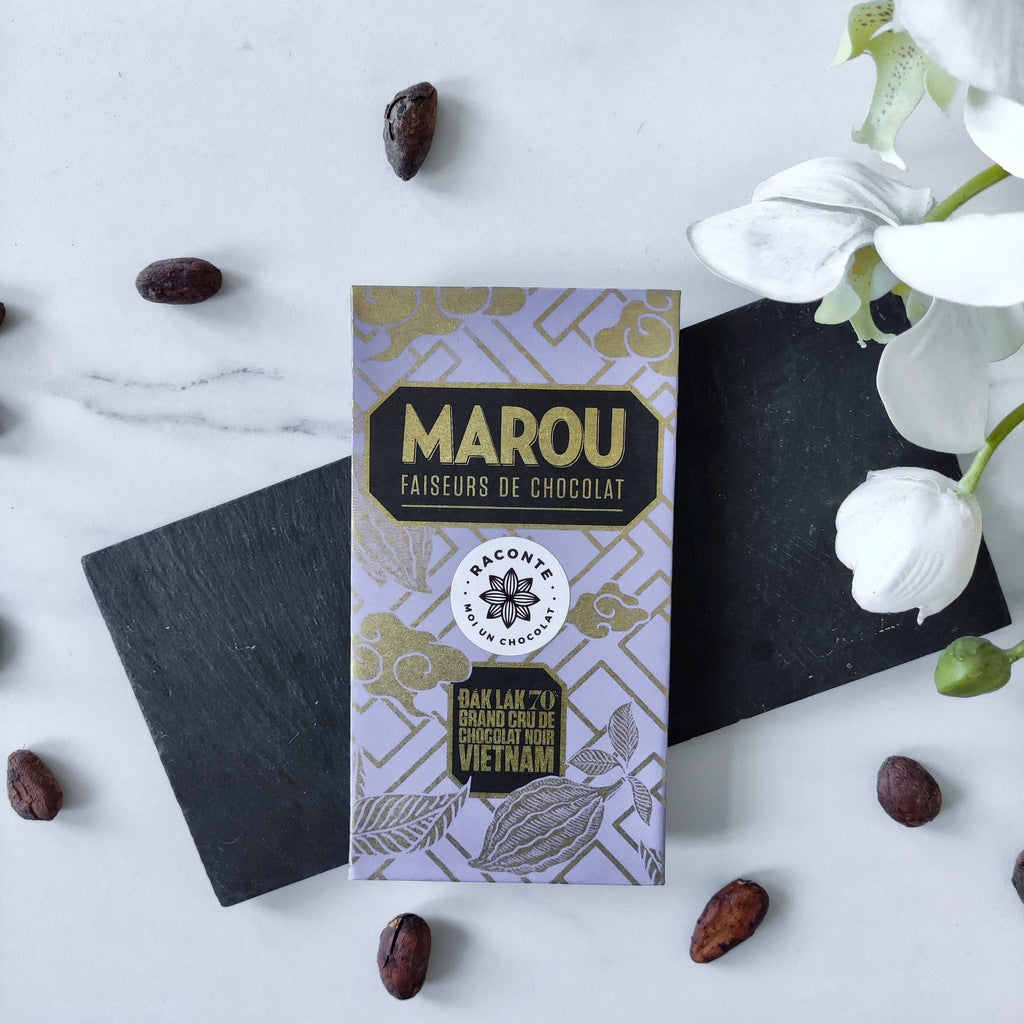 Chocolat Bean-to-Bar Marou - Chocolat noir 70% du Dak Lak végan  tablette de chocolat noir  tablette chocolatée  Tablette chocolat  sensation chocolatée  plaquette de chocolat  plaque de chocolat noir  plaisir d'offrir chocolat  Origine Vietnam  meilleurs chocolats du monde  Marou  fête des mères  chocolats noirs  CHOCOLATS NOIR  chocolatier  Chocolat éthique  chocolat équitable  chocolat à offrir  Chocolat vegan  chocolat noir