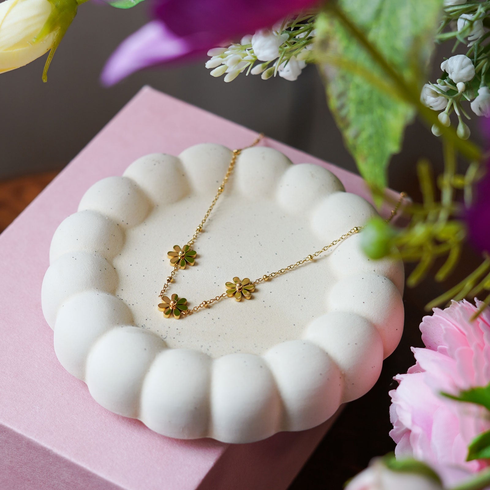 Collier Marguerite en acier inoxydable plaqué or, bijou floral artisanal élégant - Flowrette