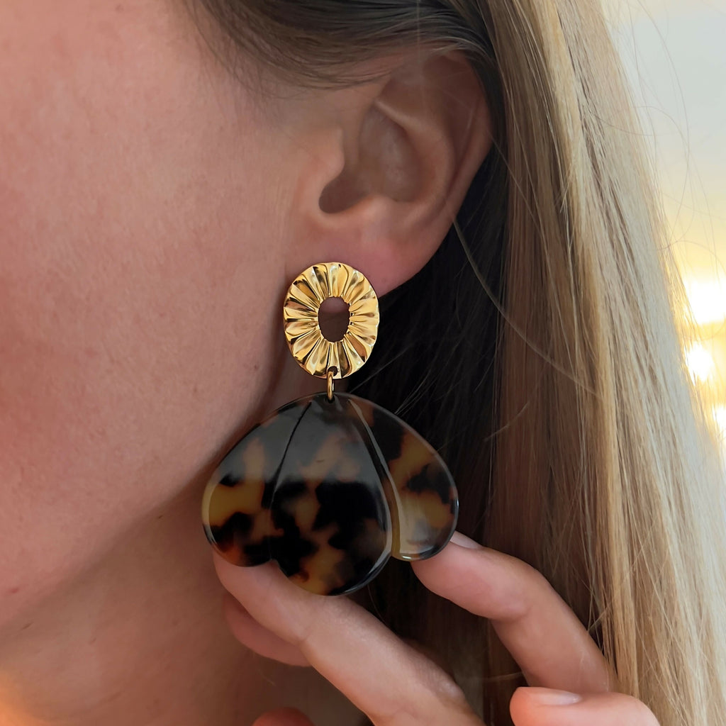 3-petal beige brown stud earring