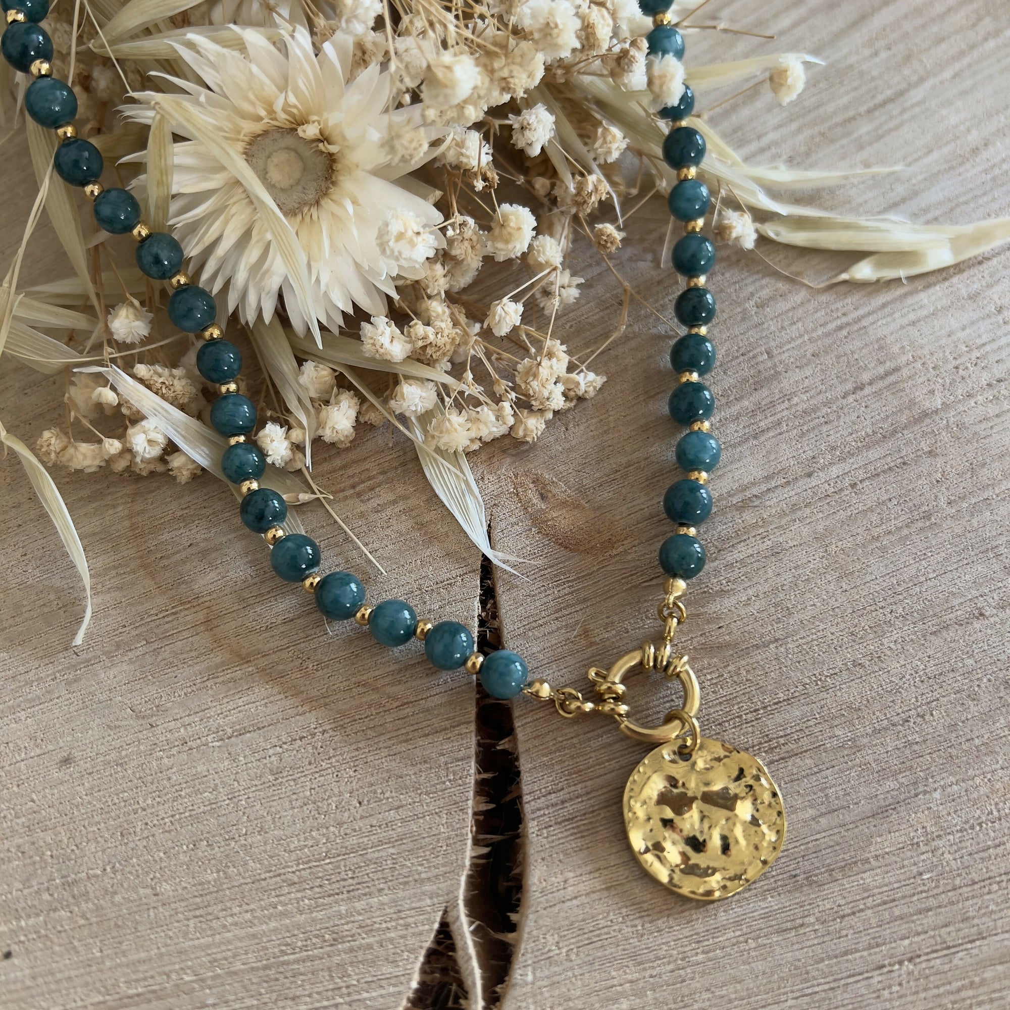 Collier jade & son pendentif martelé