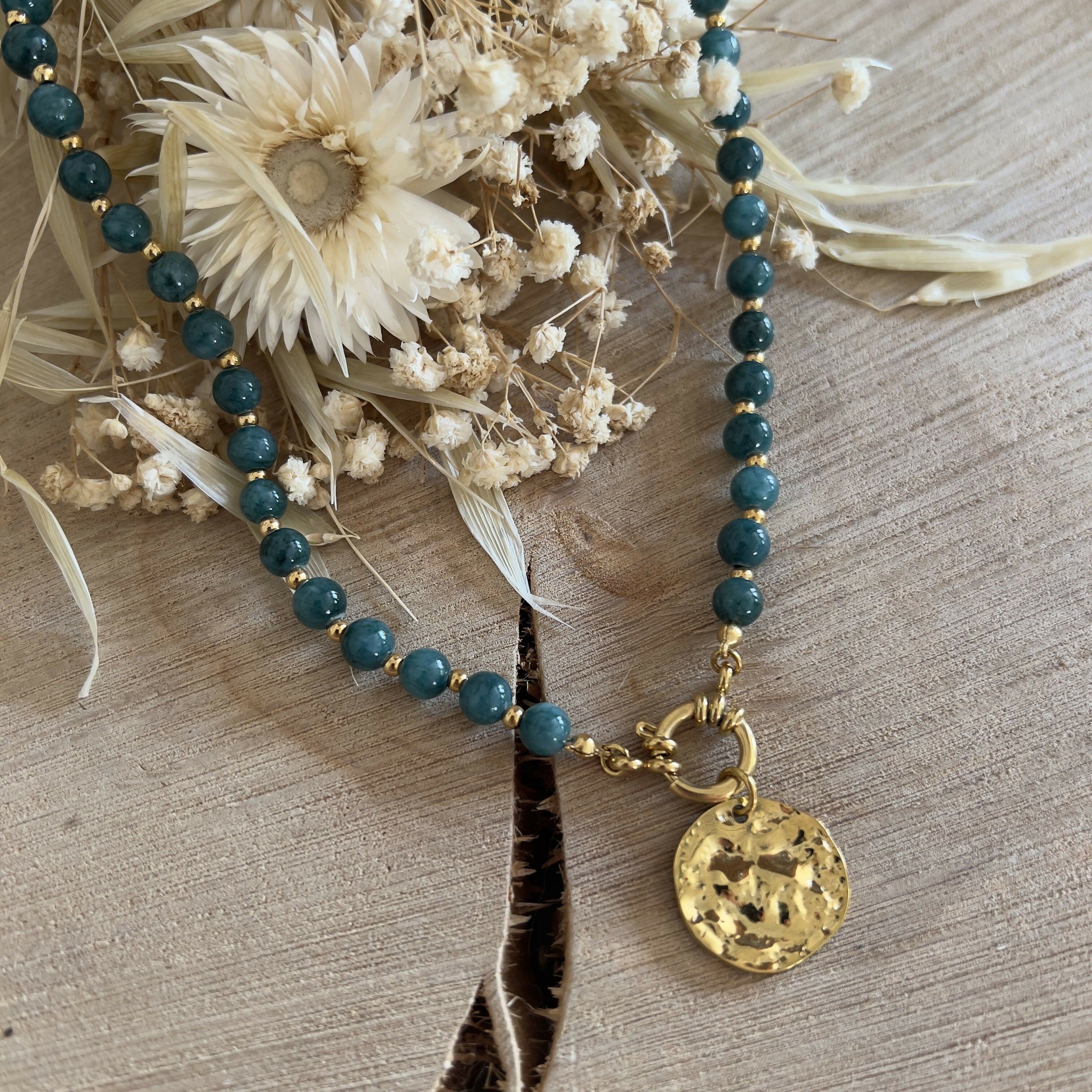 Collier jade & son pendentif martelé