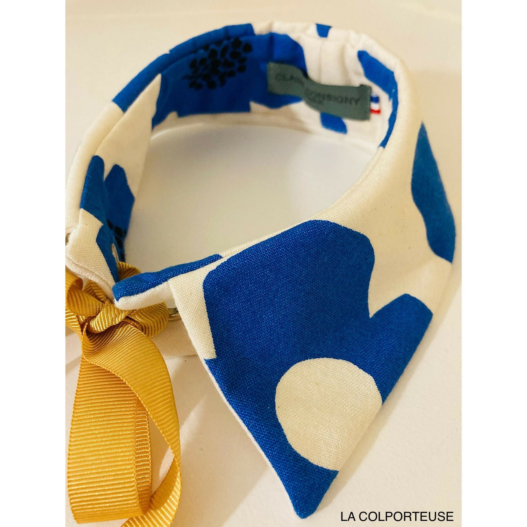 col fleur bleue