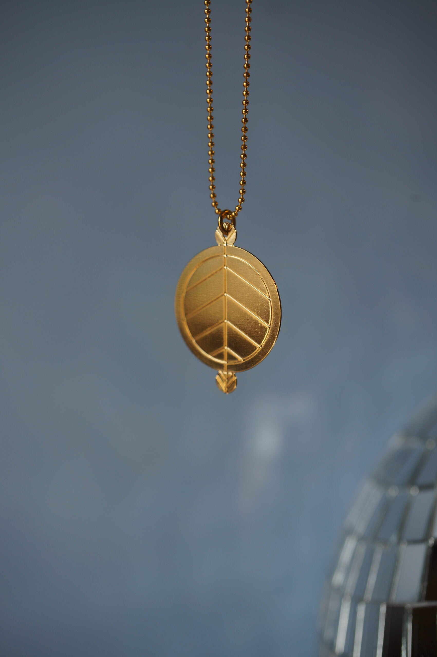 Collier court femme - cercle en laiton plaqué or - motif géométrique ~ Cimba ~
