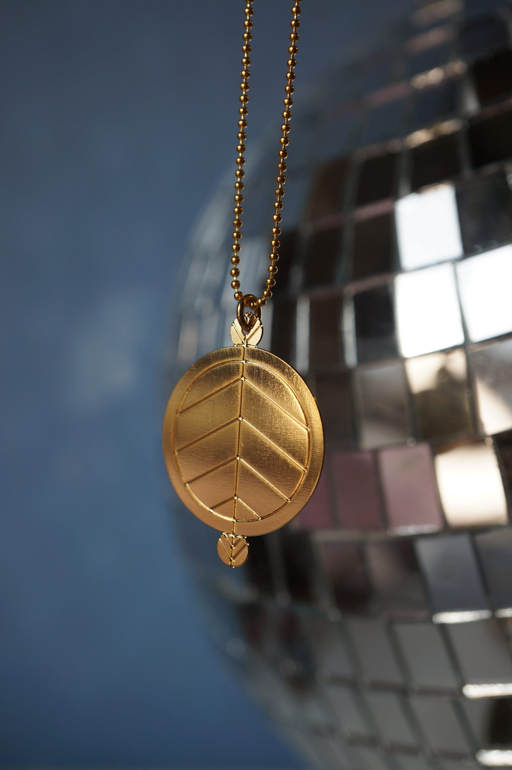 Collier court femme - cercle en laiton plaqué or - motif géométrique ~ Cimba ~