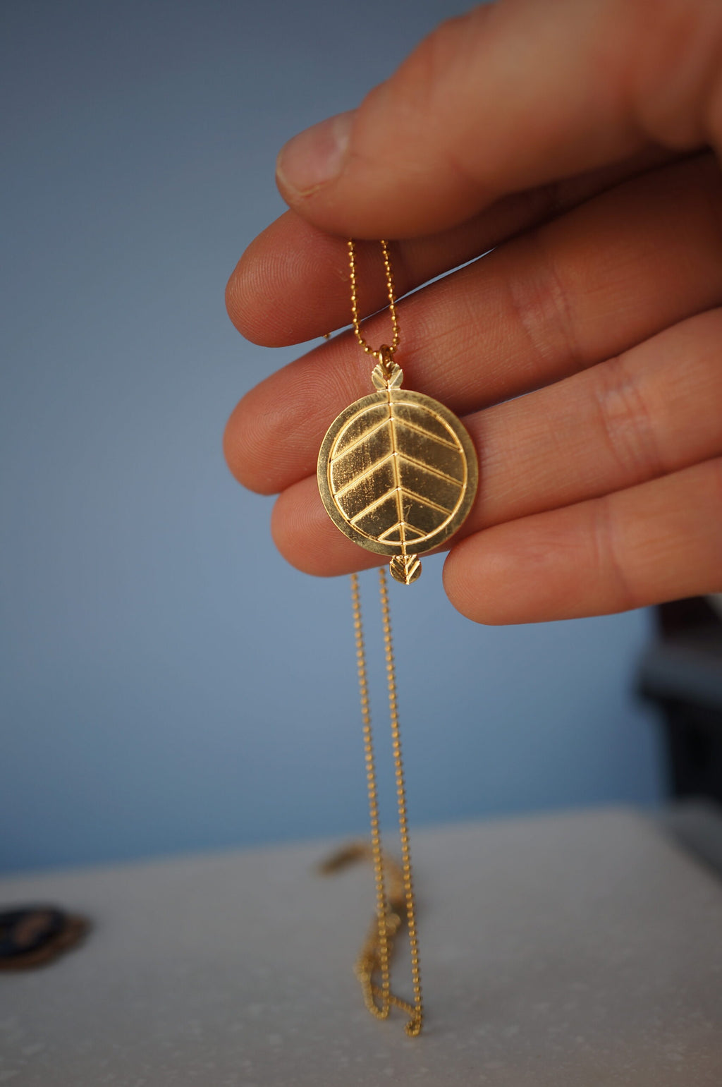 Collier court femme - cercle en laiton plaqué or - motif géométrique ~ Cimba ~