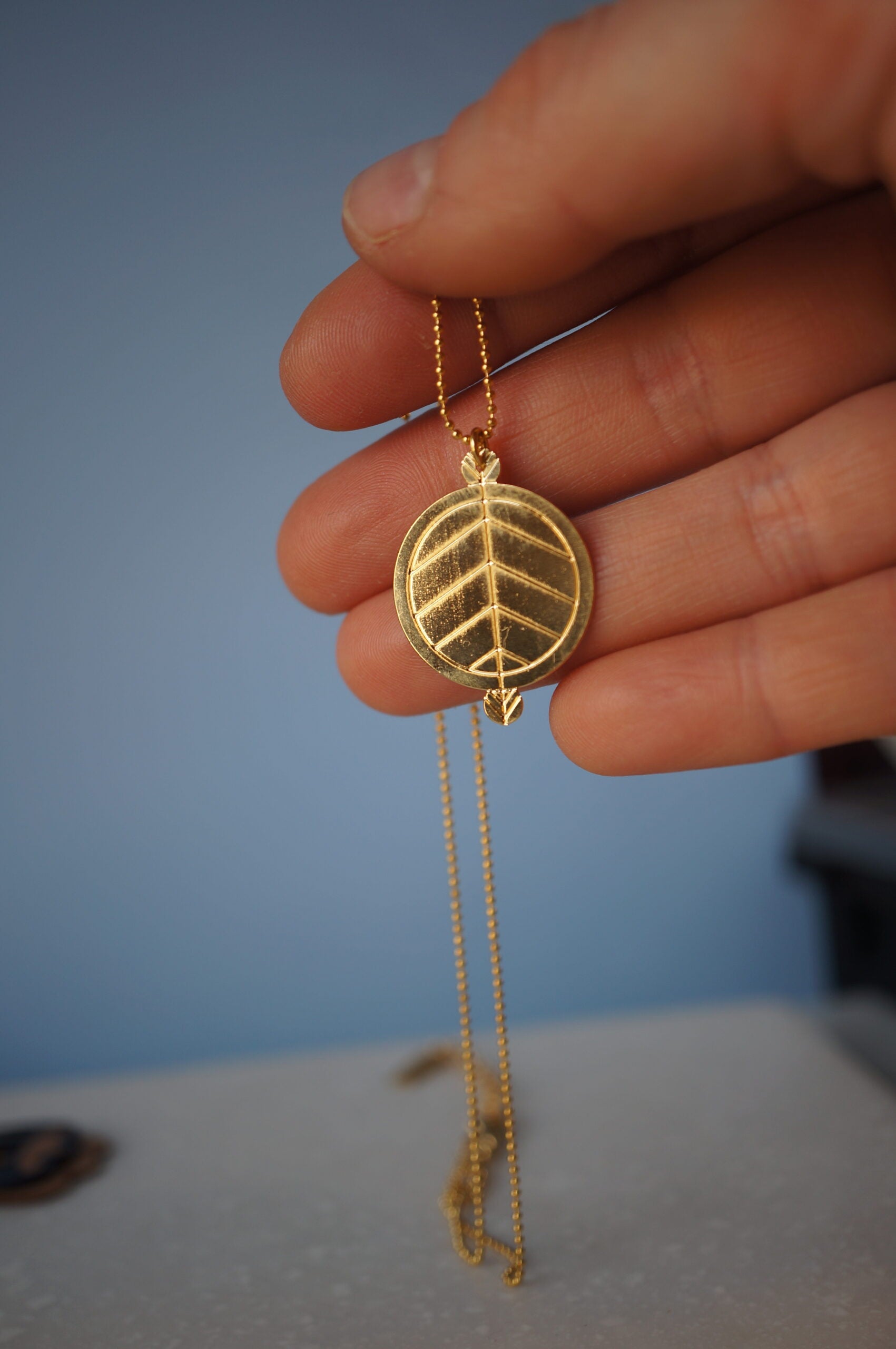 Collier court femme - cercle en laiton plaqué or - motif géométrique ~ Cimba ~