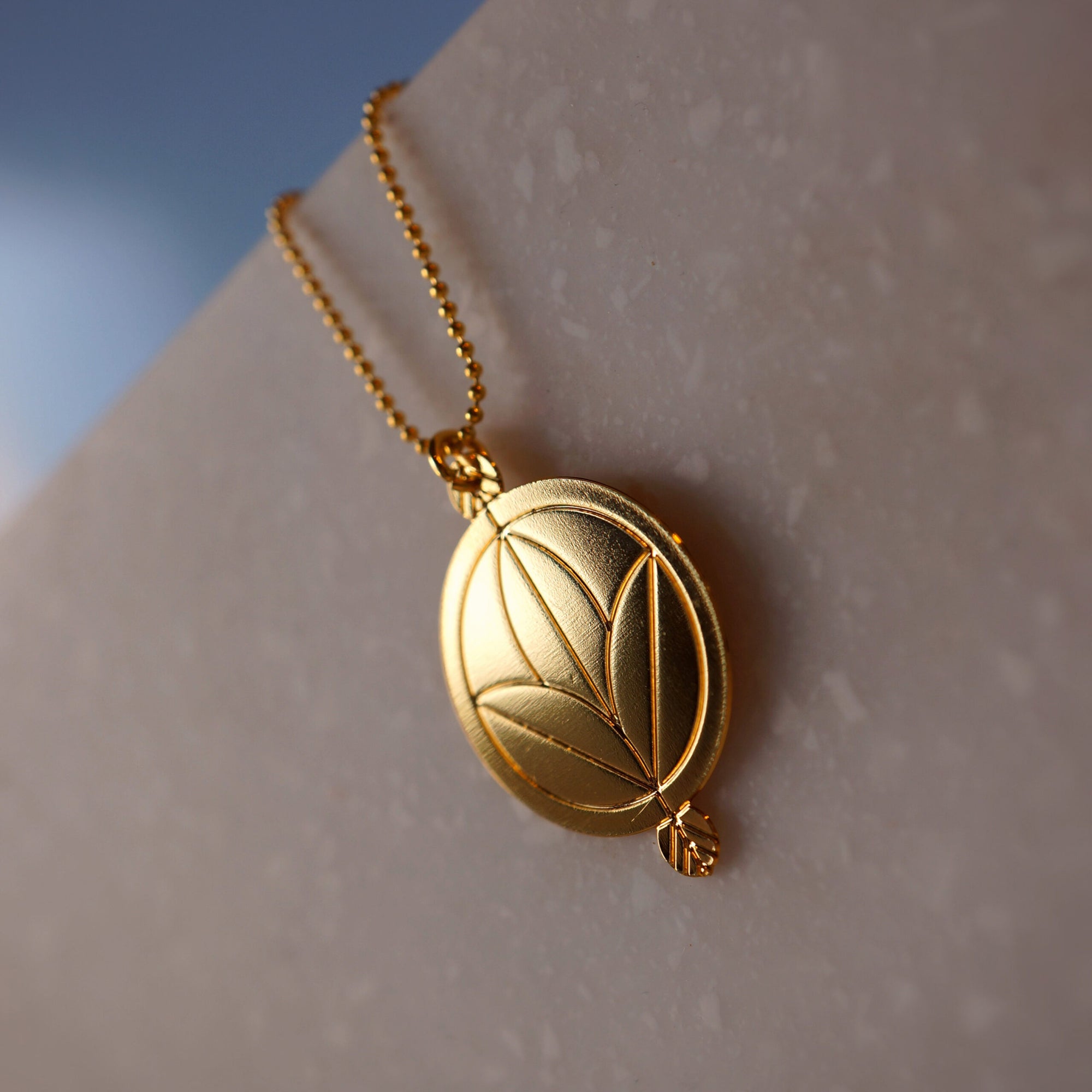 Collier court femme - cercle en laiton plaqué or - motif fleur ~ Cimba ~