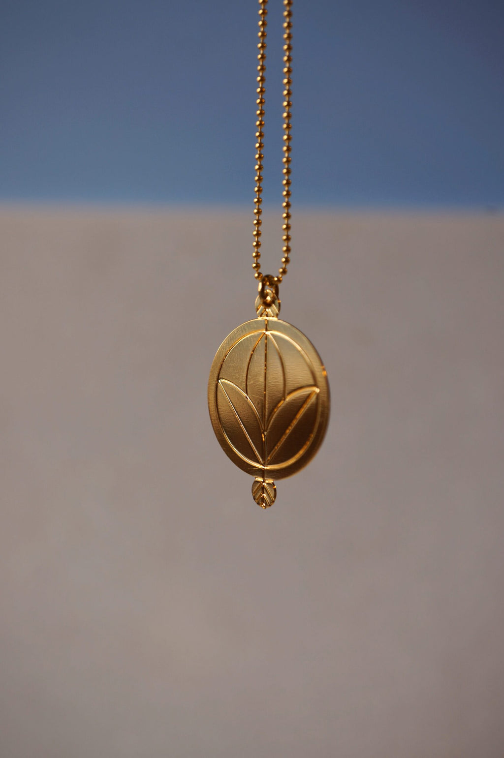 Collier court femme - cercle en laiton plaqué or - motif fleur ~ Cimba ~