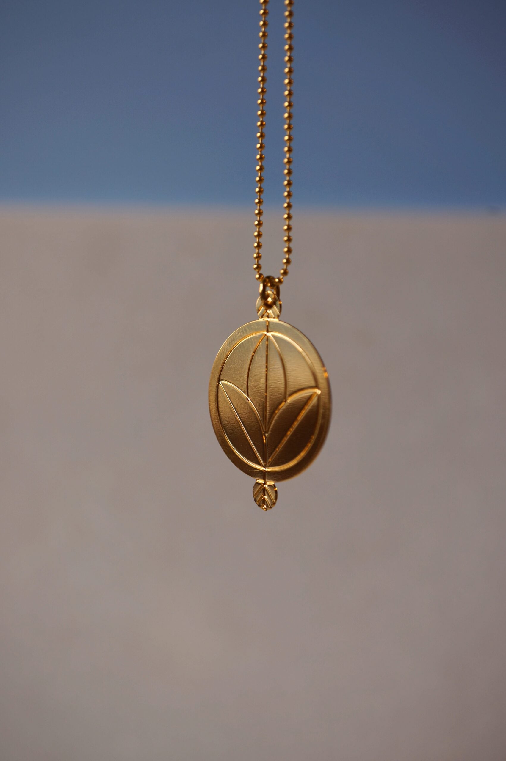 Collier court femme - cercle en laiton plaqué or - motif fleur ~ Cimba ~