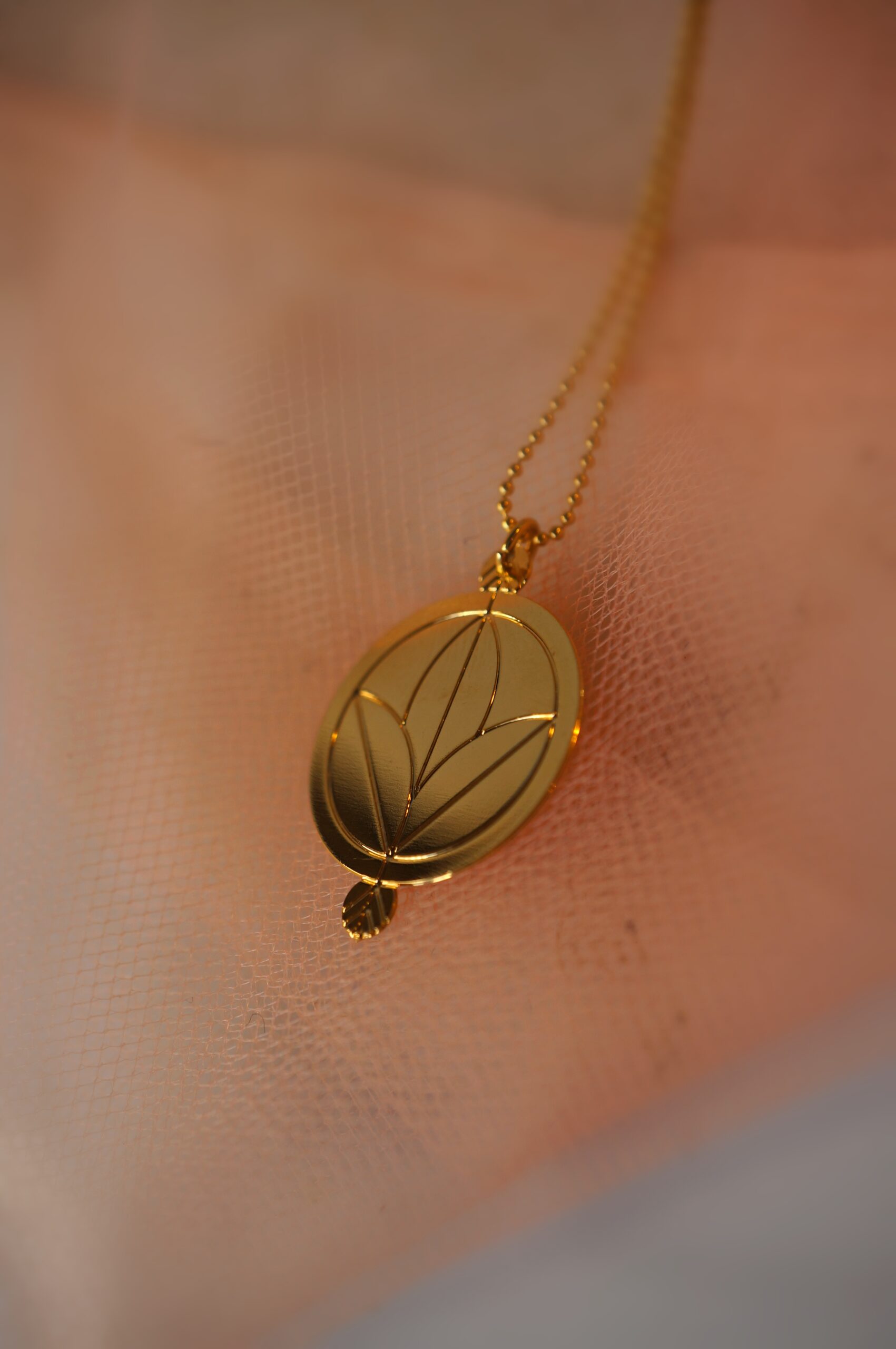 Collier court femme - cercle en laiton plaqué or - motif fleur ~ Cimba ~