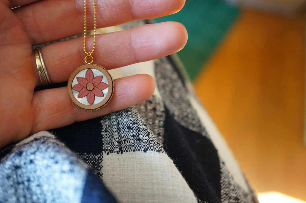 Collier fleur rouge et nacre - Jill