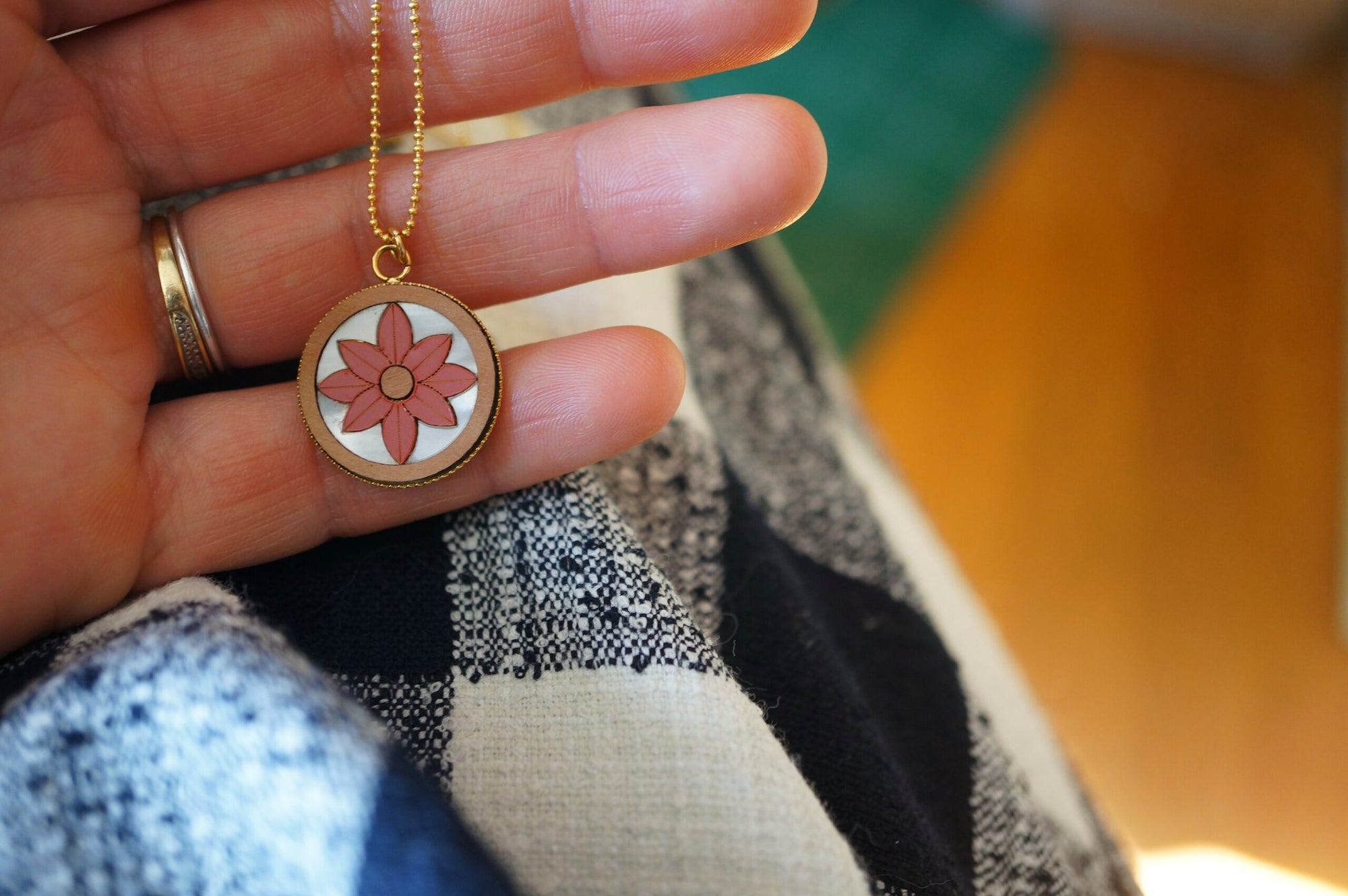 Collier fleur rouge et nacre - Jill
