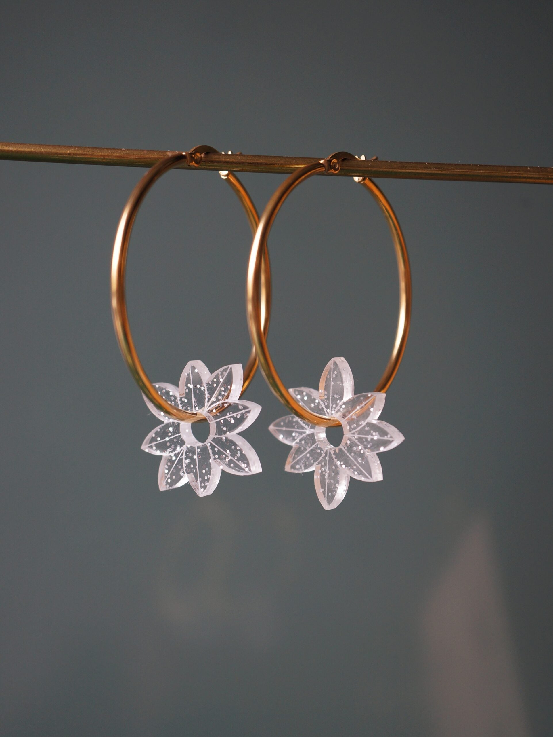 Maxi créoles femme fleur en plexiglas pailleté ~ Jill ~