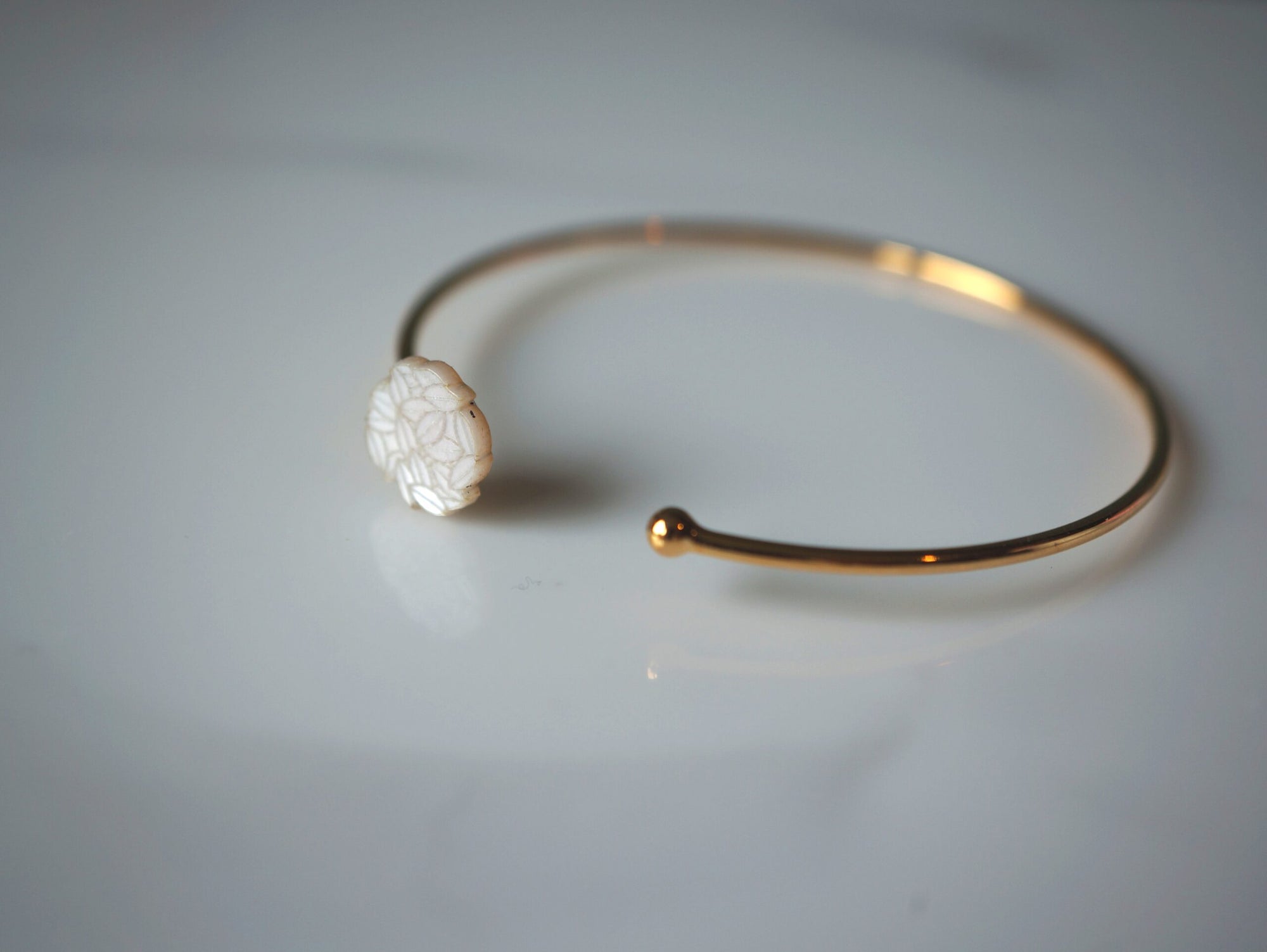 Bracelet femme jonc en plexiglas blanc irisé ~ Aloha ~
