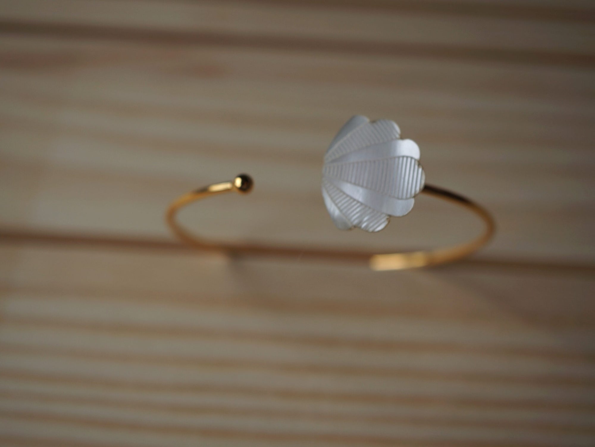 Bracelet femme jonc en plexiglas blanc irisé ~ Gaya ~
