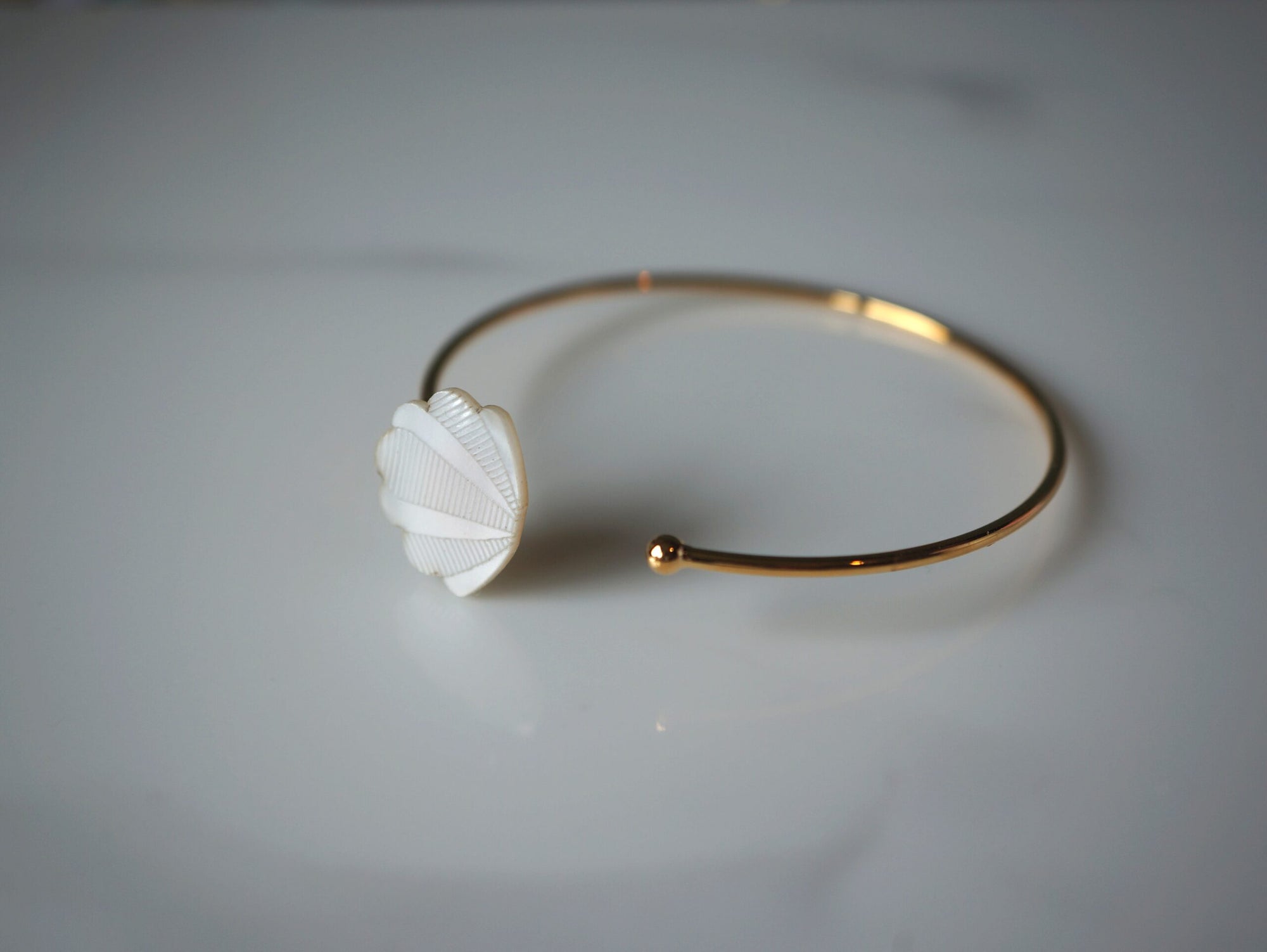 Bracelet femme jonc en plexiglas blanc irisé ~ Gaya ~