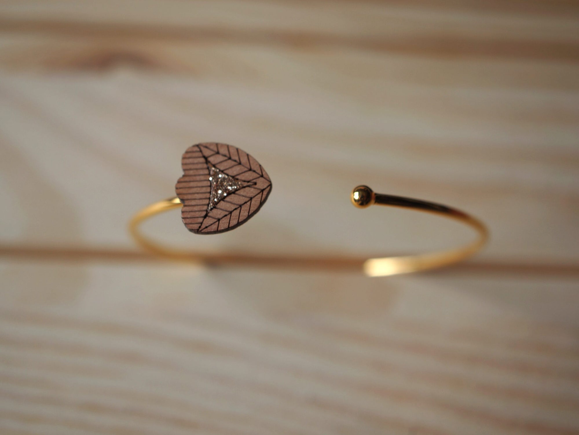 Bracelet femme jonc en bois de poirier et paillettes ~ Sarü ~