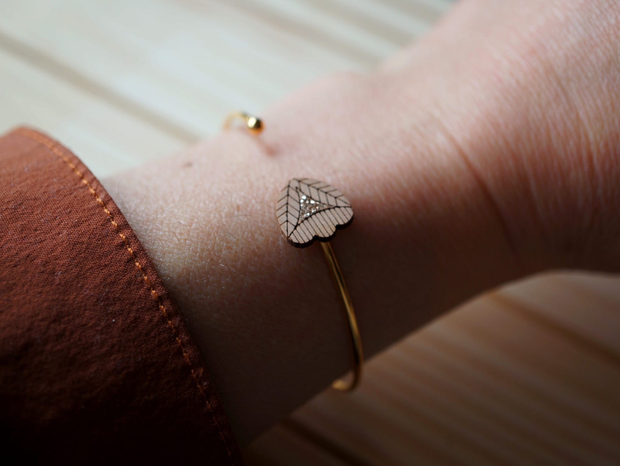 Bracelet femme jonc en bois de poirier et paillettes ~ Sarü ~