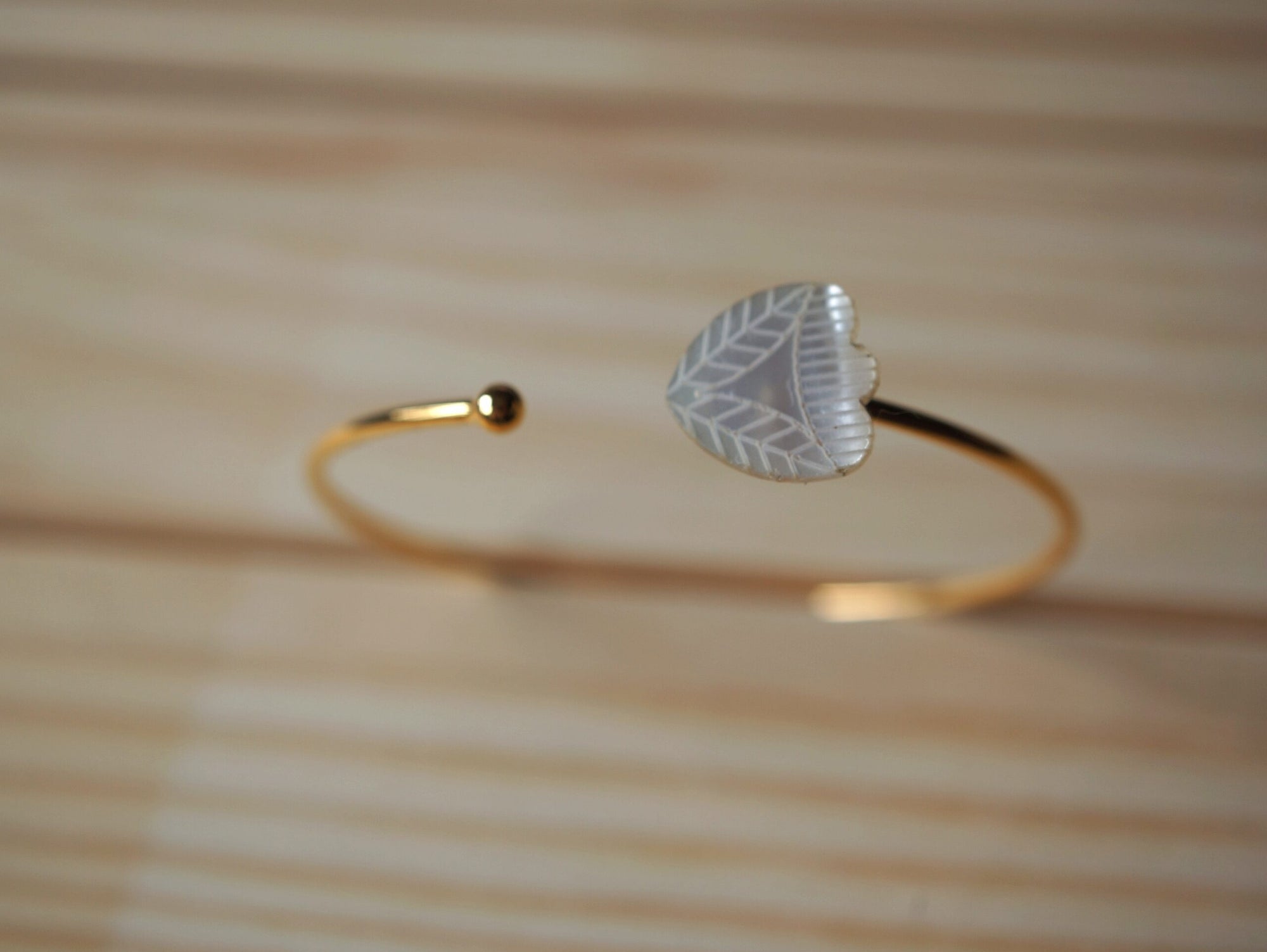 Bracelet femme jonc en plexiglas blanc irisé ~ Sarü ~