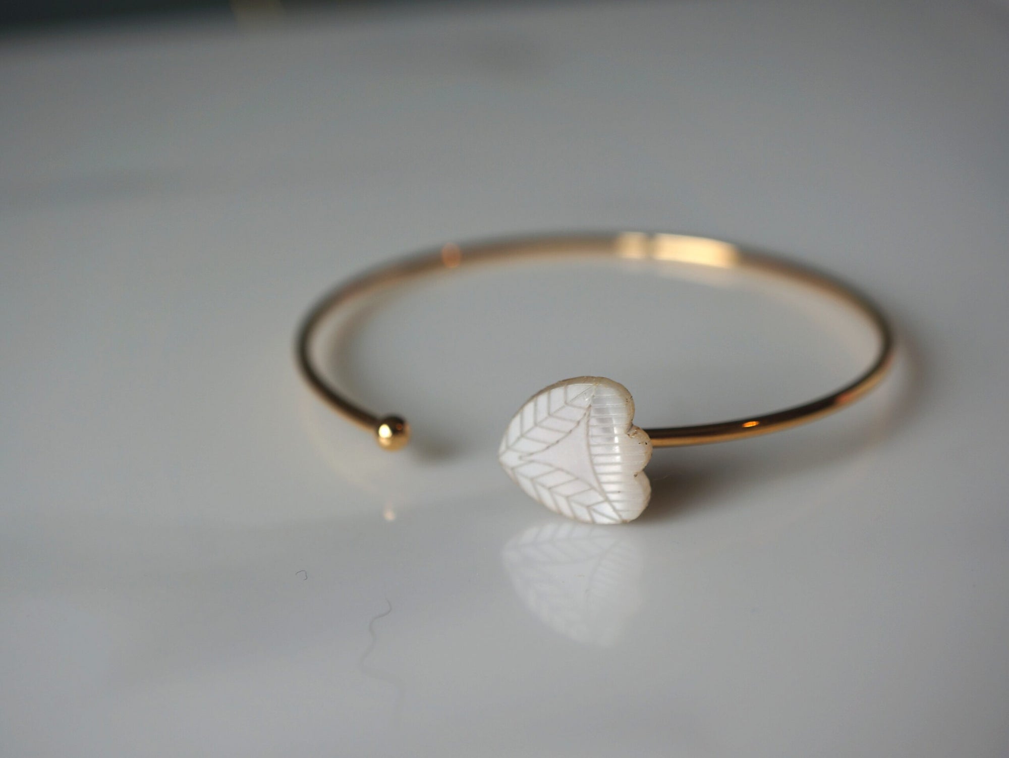Bracelet femme jonc en plexiglas blanc irisé ~ Sarü ~