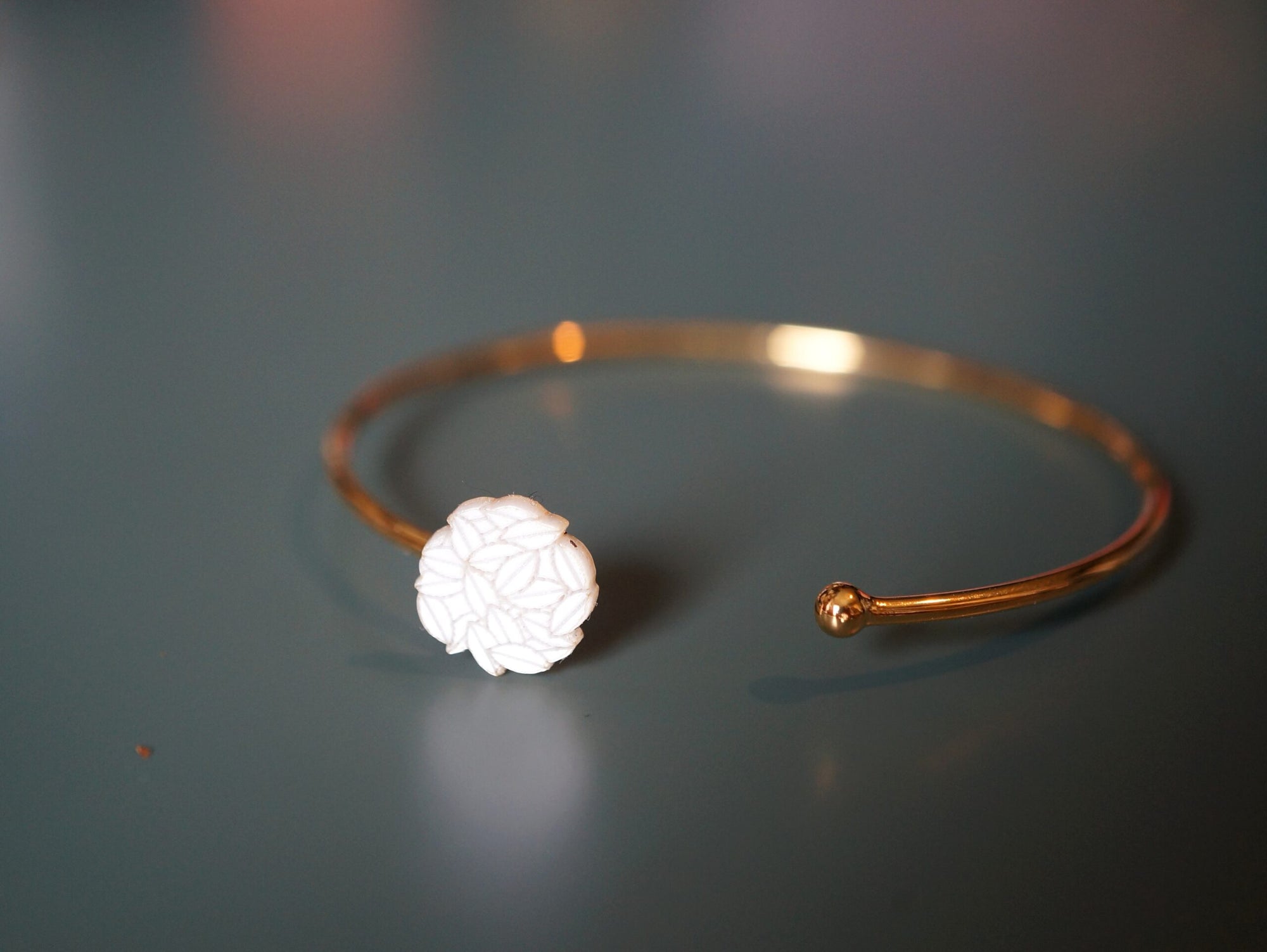 Bracelet femme jonc en plexiglas blanc irisé ~ Aloha ~
