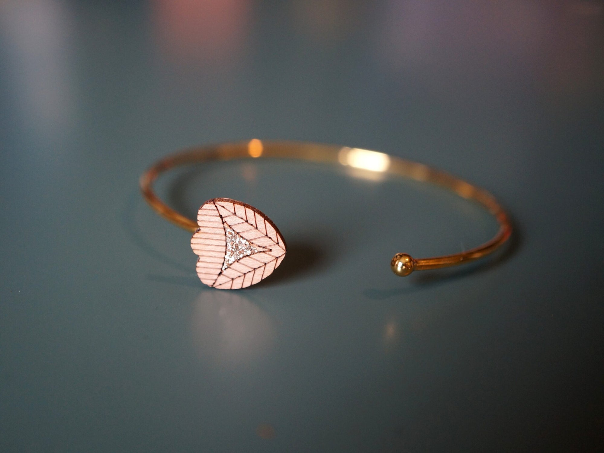 Bracelet femme jonc en bois de poirier et paillettes ~ Sarü ~