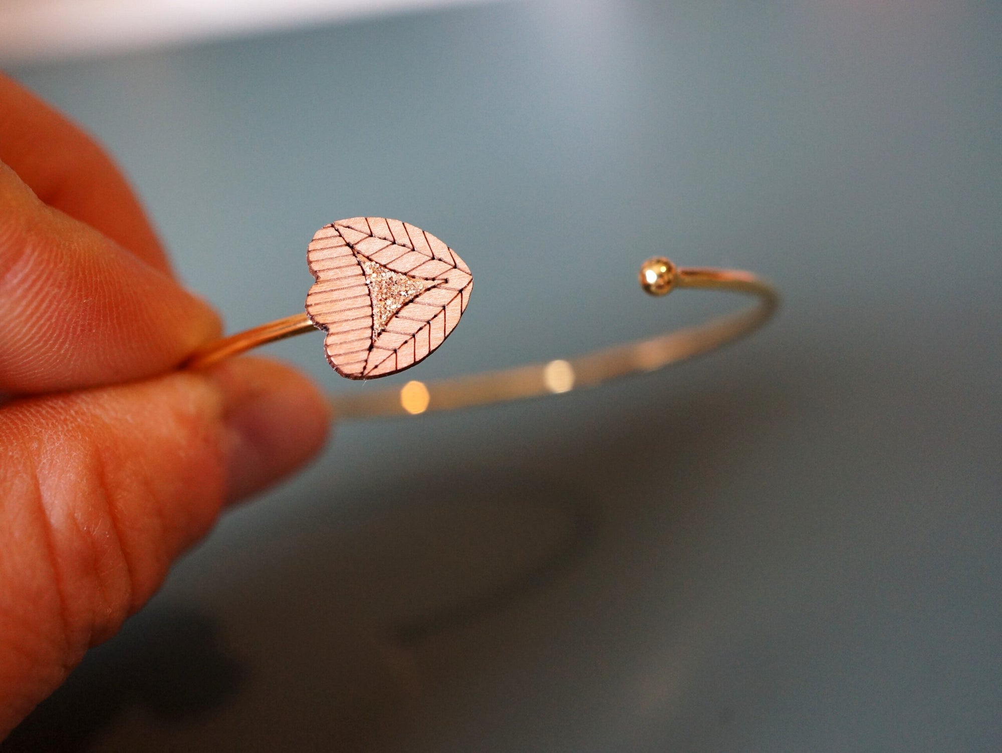 Bracelet femme jonc en bois de poirier et paillettes ~ Sarü ~
