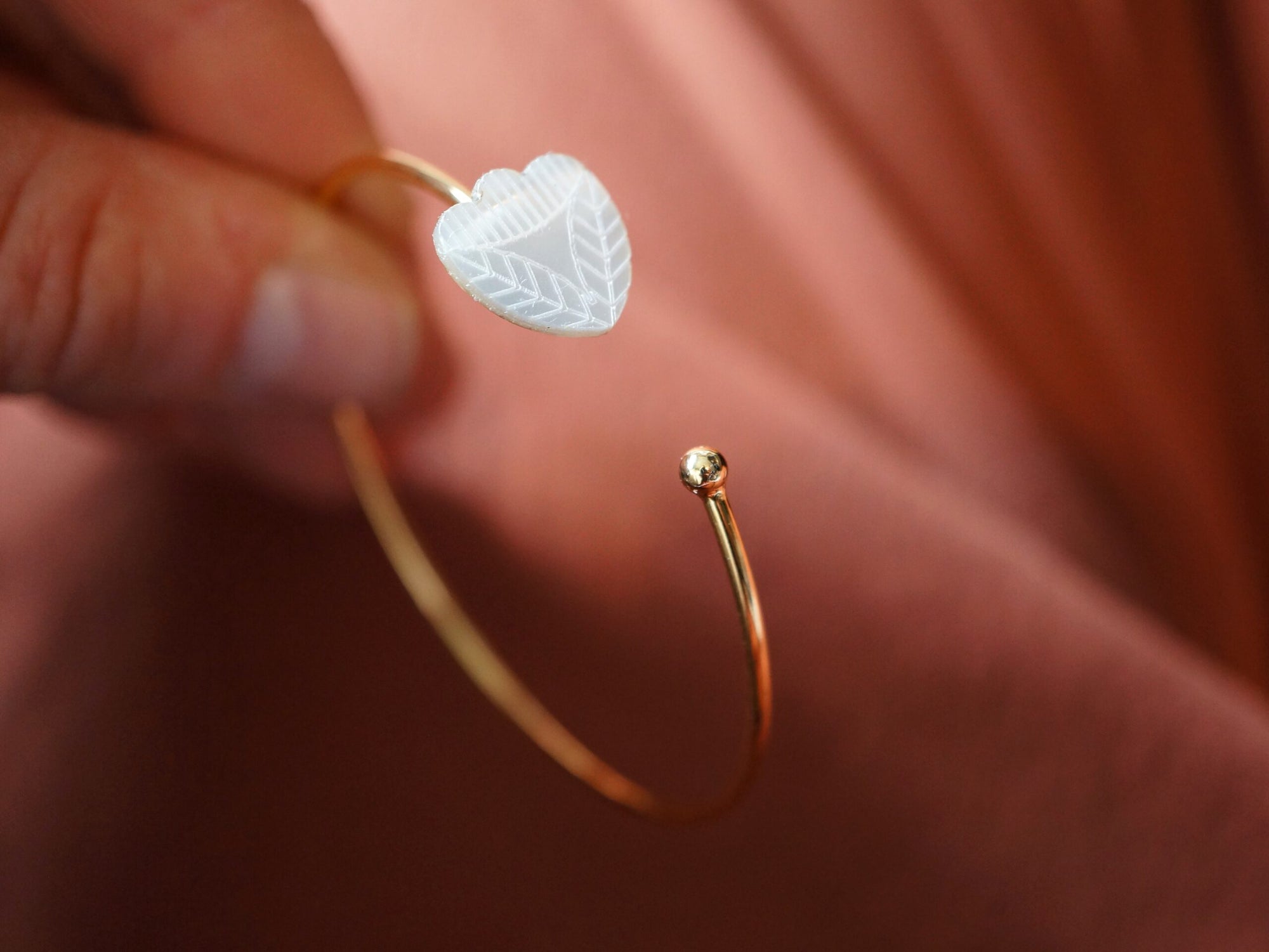 Bracelet femme jonc en plexiglas blanc irisé ~ Sarü ~