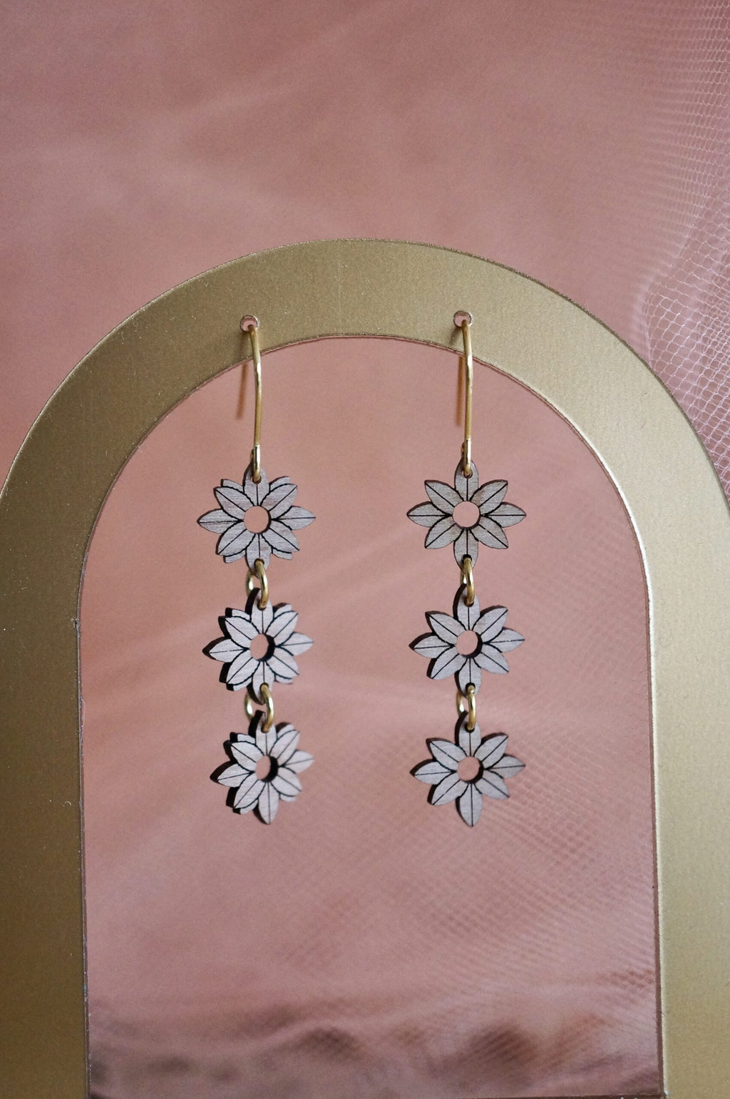 Créoles pendantes trio de fleurs en bois ~ Jill ~ version mini