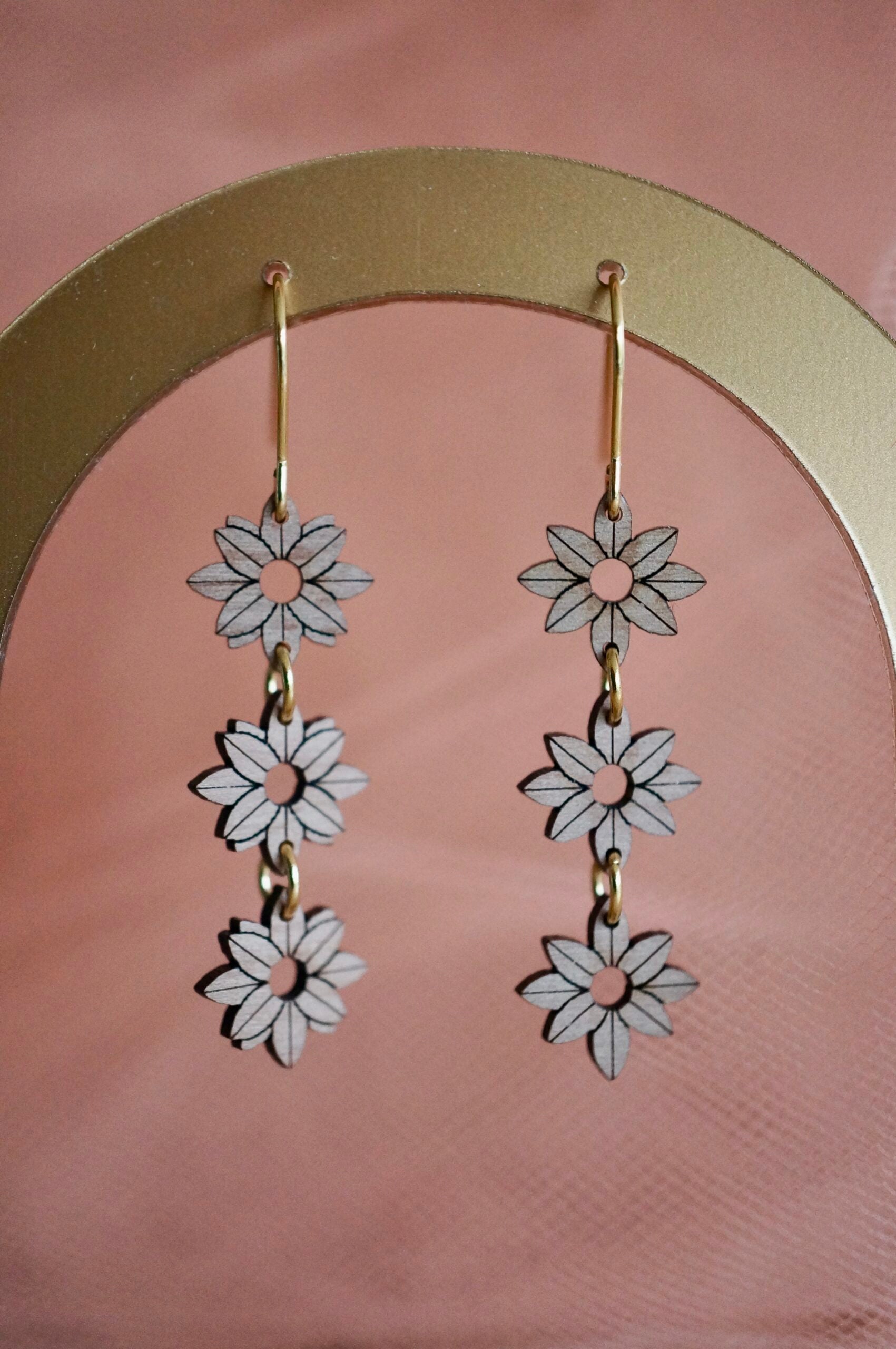 Créoles pendantes trio de fleurs en bois ~ Jill ~ version mini