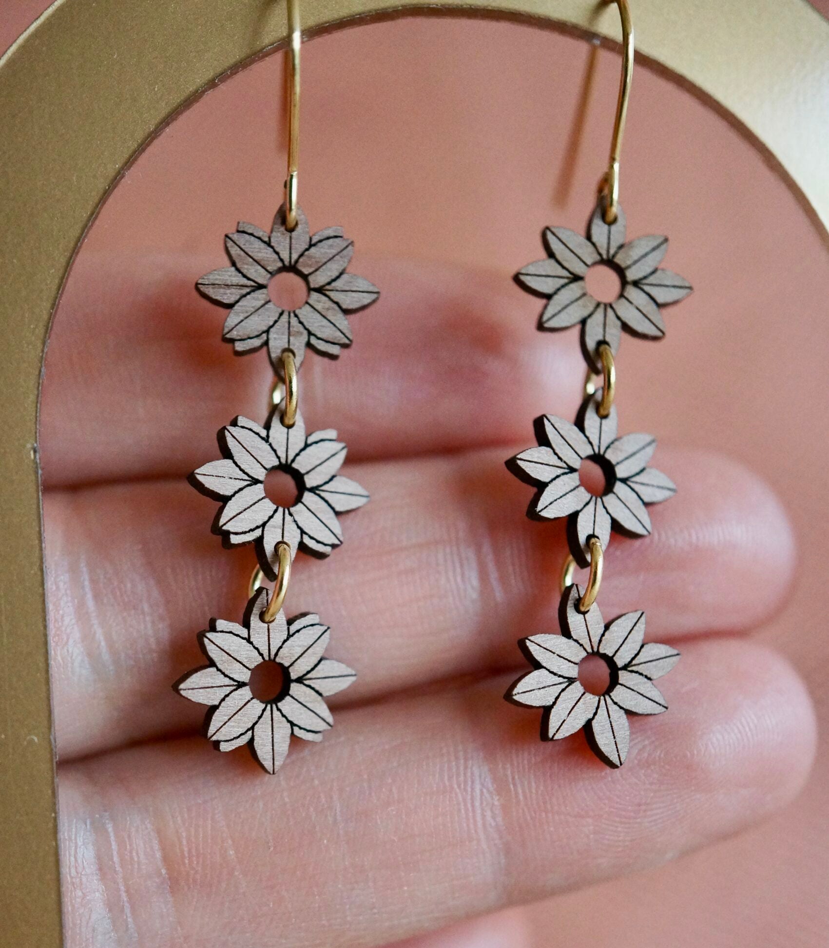 Créoles pendantes trio de fleurs en bois ~ Jill ~ version mini