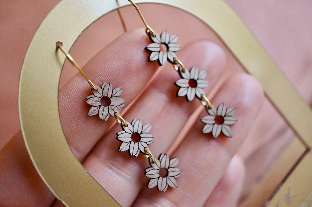 Créoles pendantes trio de fleurs en bois ~ Jill ~ version mini