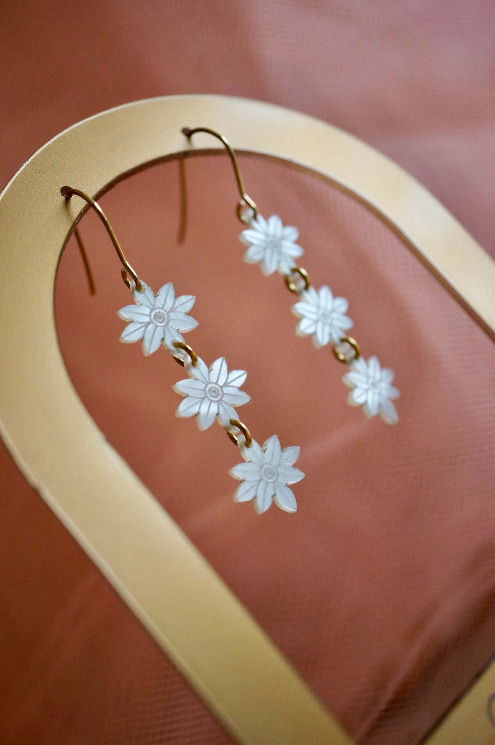 Boucles pendantes trio de fleurs en plexiglas nacré ~ Jill ~ version mini
