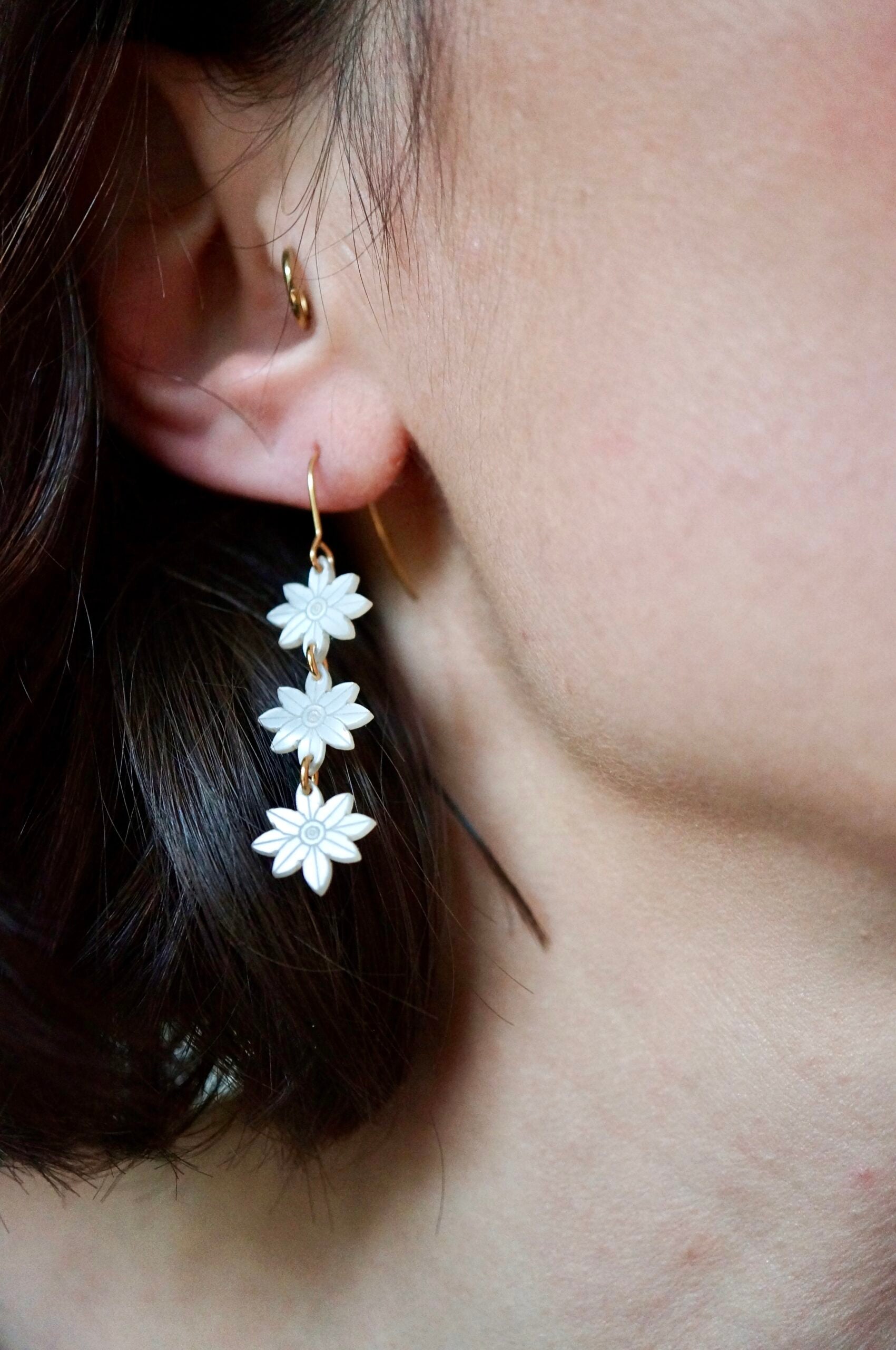 Boucles pendantes trio de fleurs en plexiglas nacré ~ Jill ~ version mini