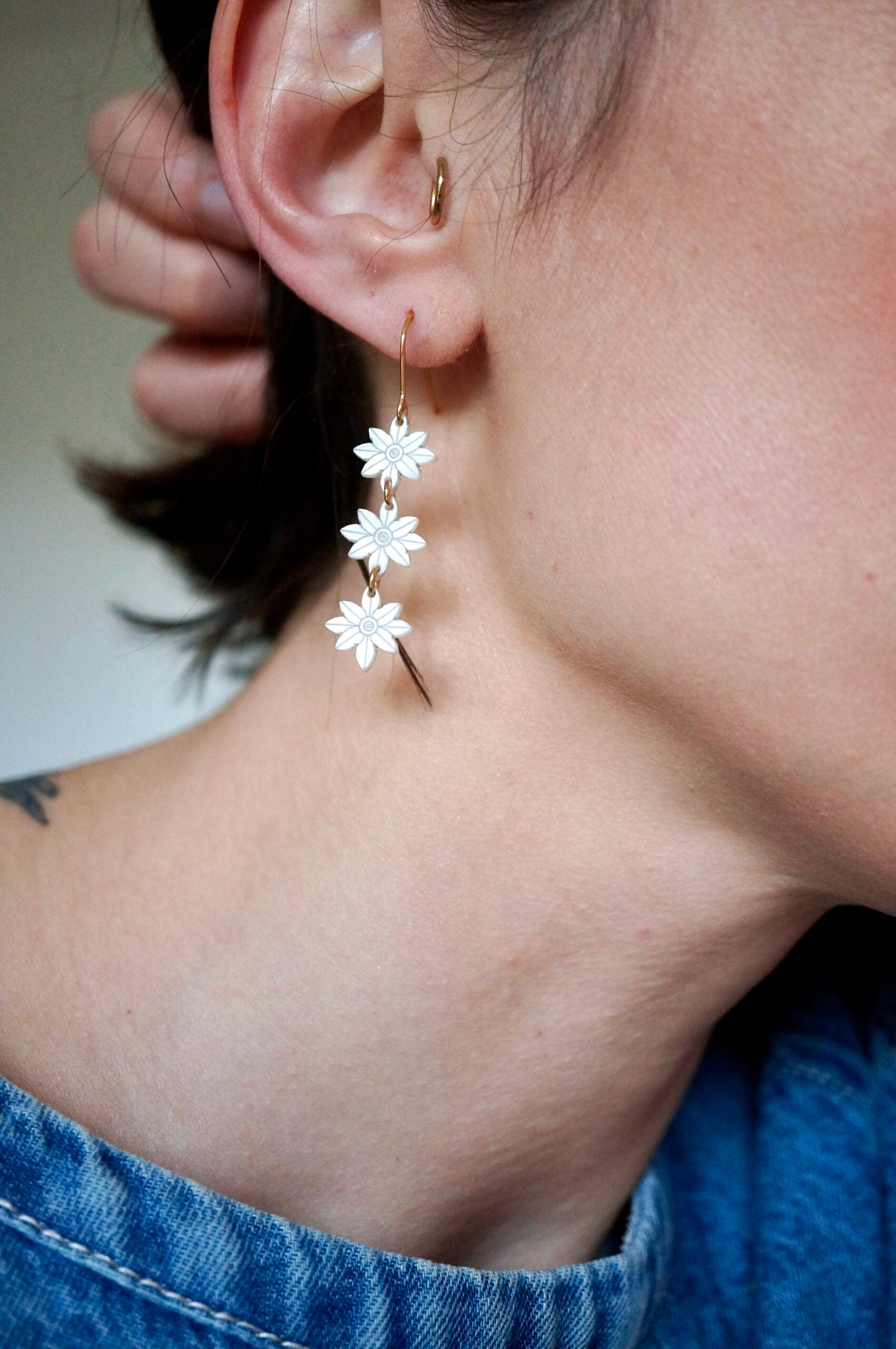 Boucles pendantes trio de fleurs en plexiglas nacré ~ Jill ~ version mini