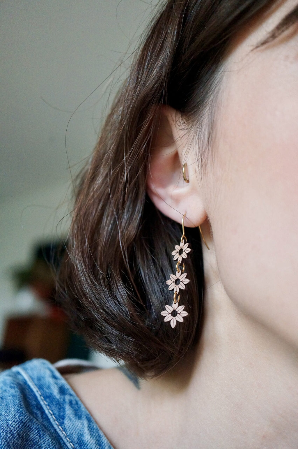 Créoles pendantes trio de fleurs en bois ~ Jill ~ version mini