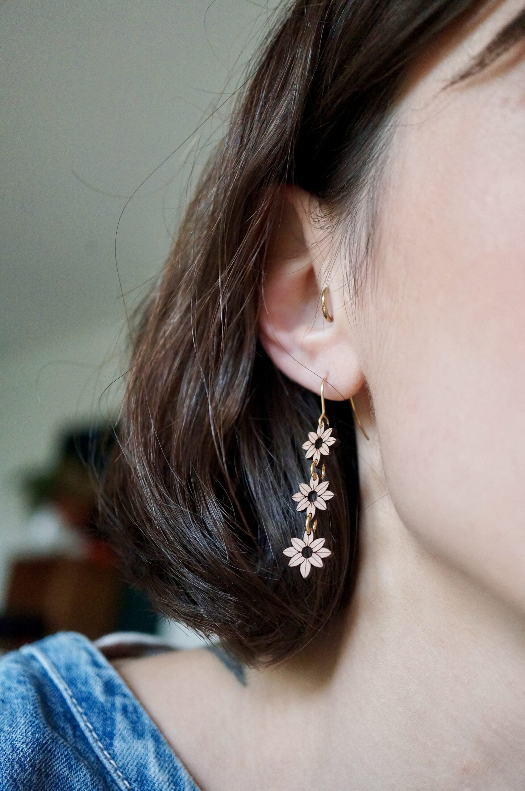 Créoles pendantes trio de fleurs en bois ~ Jill ~ version mini