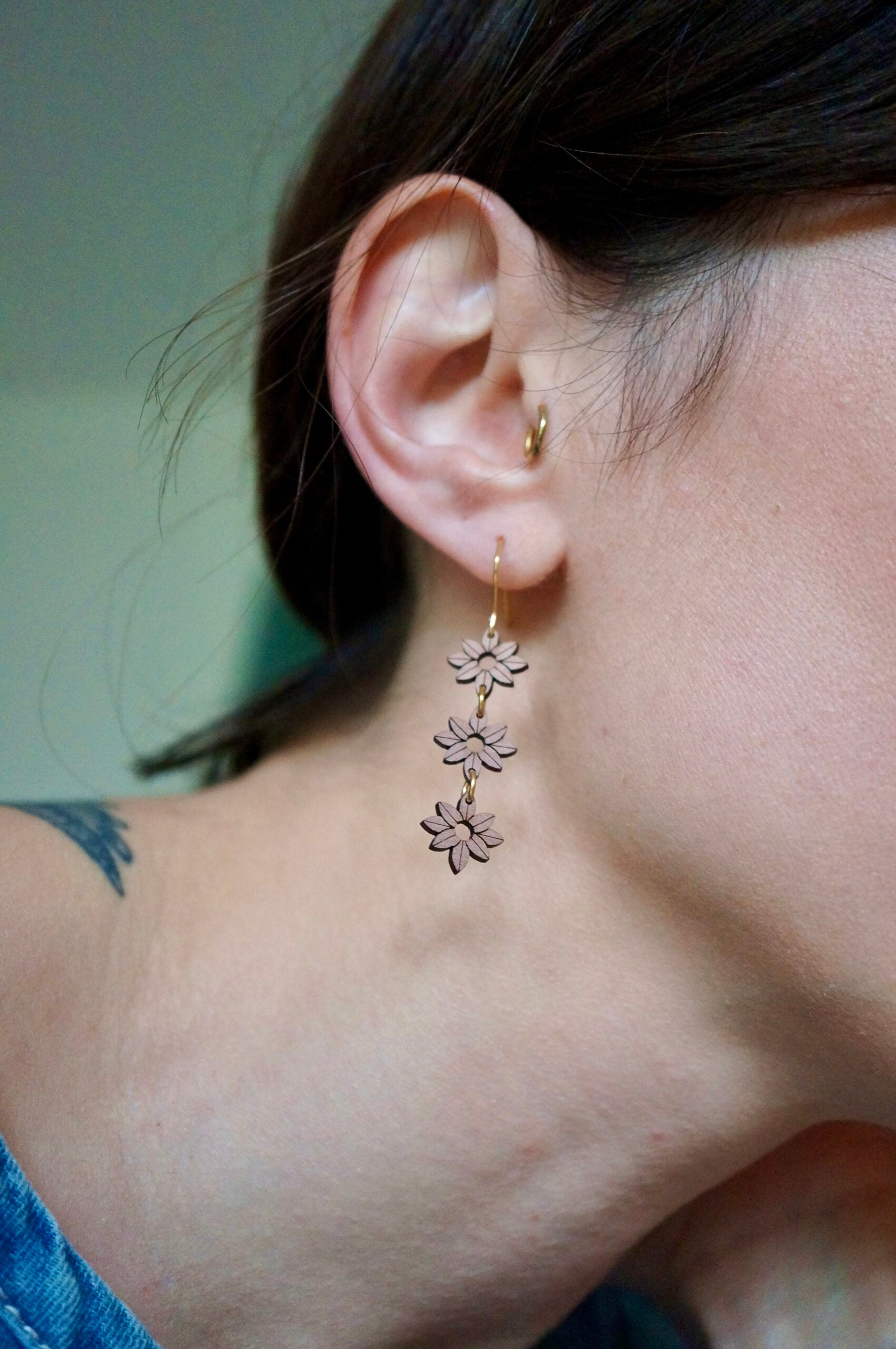 Créoles pendantes trio de fleurs en bois ~ Jill ~ version mini