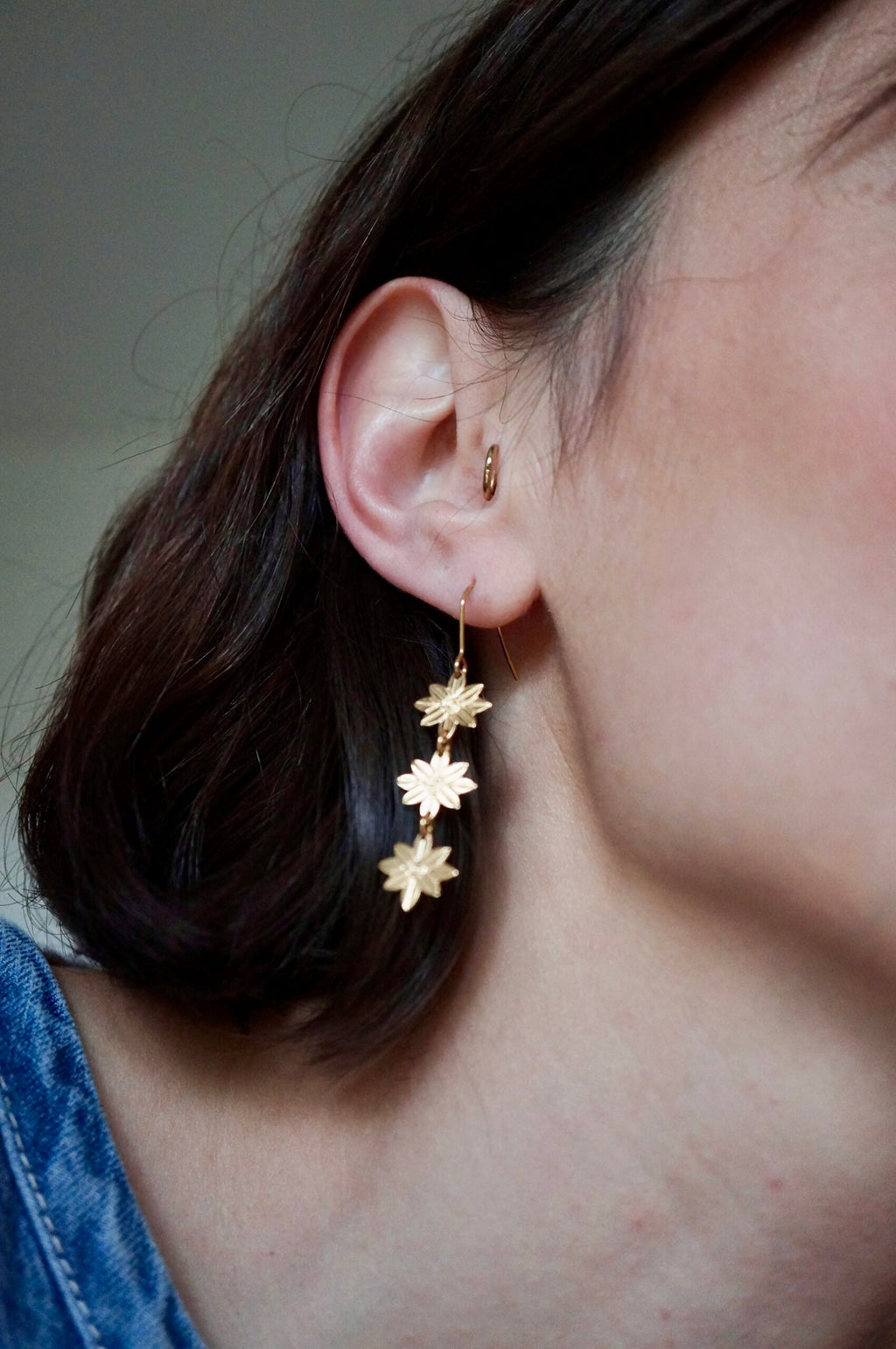 Boucles pendantes trio de fleurs en laiton plaqué or ~ Jill ~ version mini