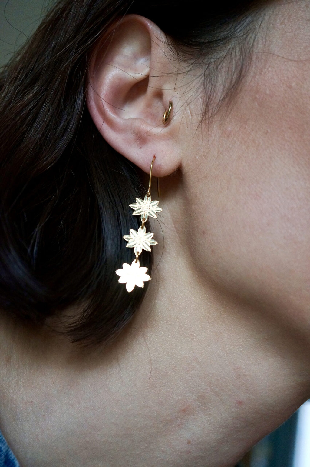 Boucles pendantes trio de fleurs en laiton plaqué or ~ Jill ~ version mini