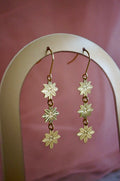 Boucles pendantes trio de fleurs en laiton plaqué or ~ Jill ~ version mini